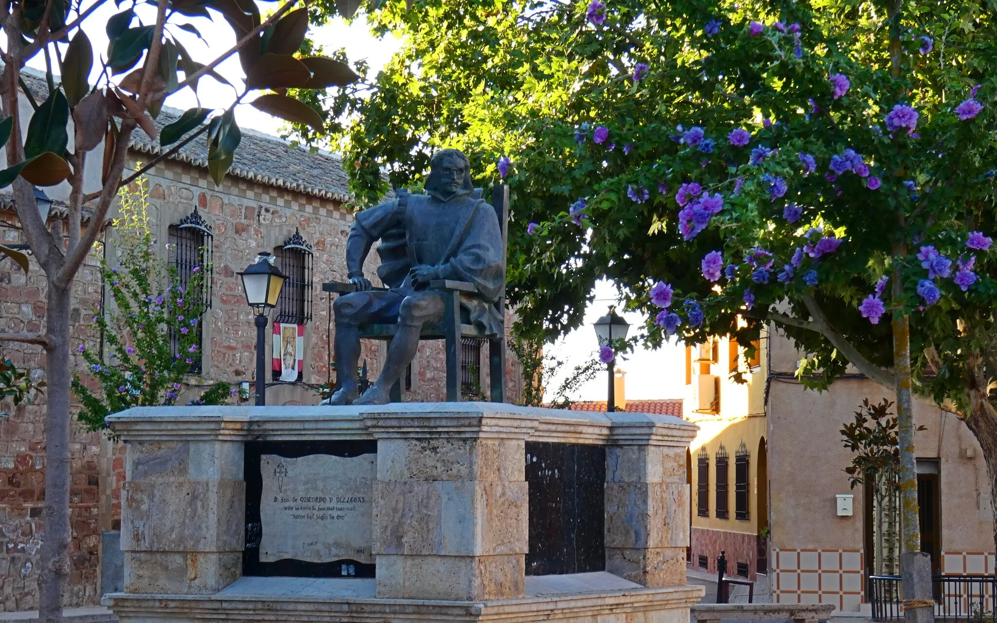 Photo showing: Monumento erigido en honor del gran escritor del Siglo de Oro español, Francisco de Quevedo y Villegas en la población llamada Torre de Juan Abad, al sur de la provincia de Ciudad Real. Este municipio fue señorío del escritor entre 1620 y 1645.