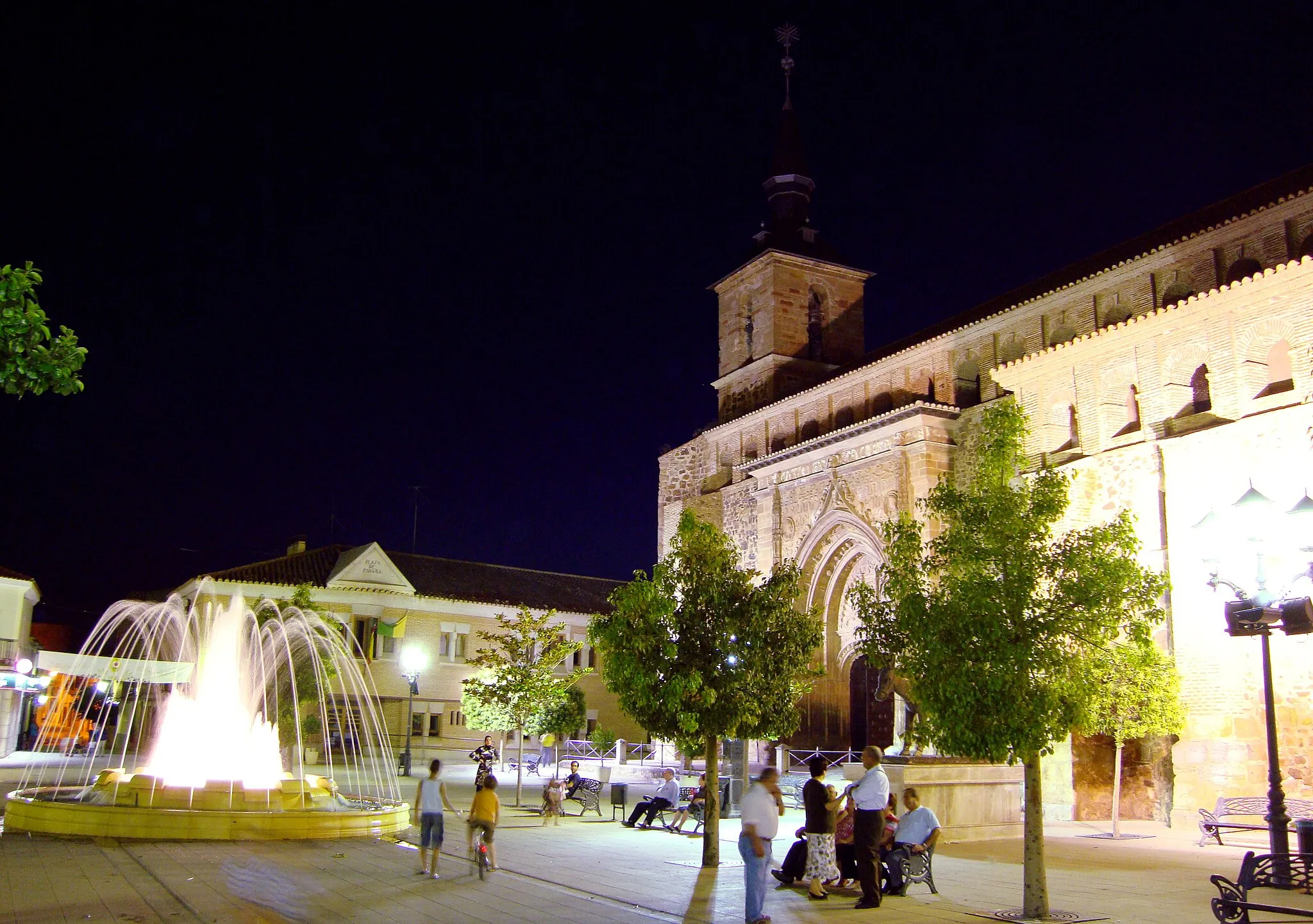 Photo showing: Iluminación de la plaza principal del municipio.