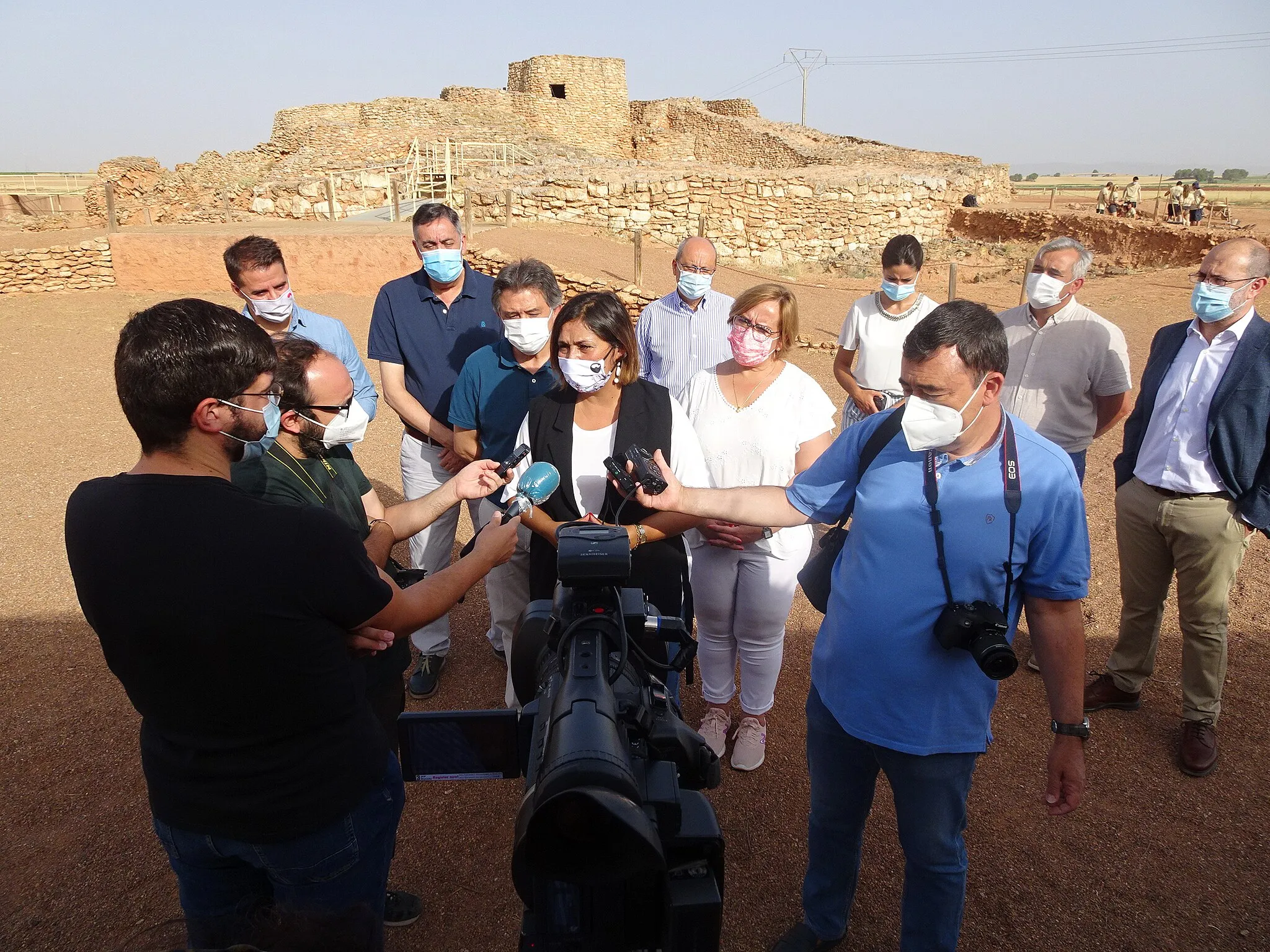 Photo showing: Daimiel (Ciudad Real), 13 de agosto de 2021.- La viceconsejera de Cultura y Deportes, Ana Muñoz, visita, en Daimiel, el yacimiento arqueológico de Motilla del Azuer. (Foto: JCCM)