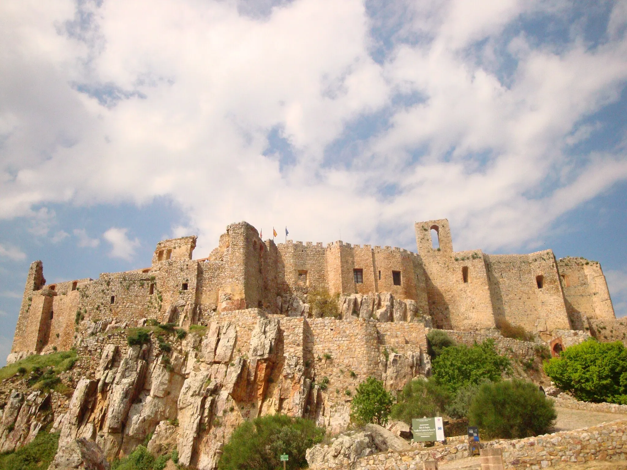 Photo showing: Vista del Sacro Castillo-Convento de Calatrava La Nueva, en Aldea del Rey (Ciudad Real). Terminado de construir a principios del siglo XIII, fue la sede principal de la poderosa Orden de Calatrava, hasta que ésta se trasladó a Almagro, para ser finalmente abandonada a comienzos del siglo XIX.