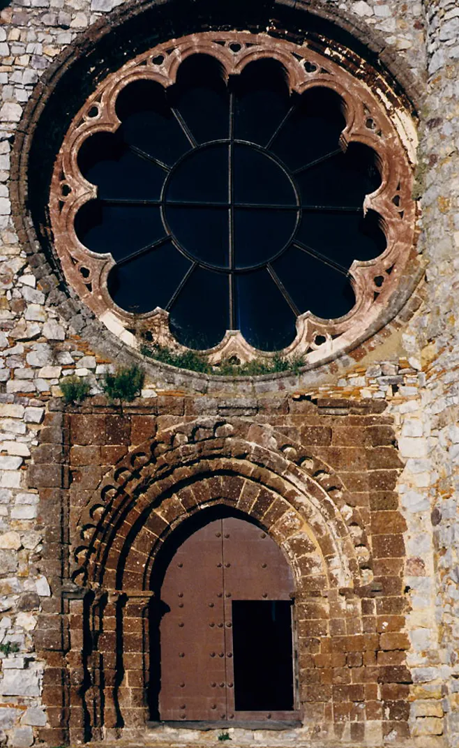 Photo showing: Rose window and portal of the church in the castle of Calatrava la Nueva. Aldea del Rey, Ciudad Real, Castile-La Mancha, Spain