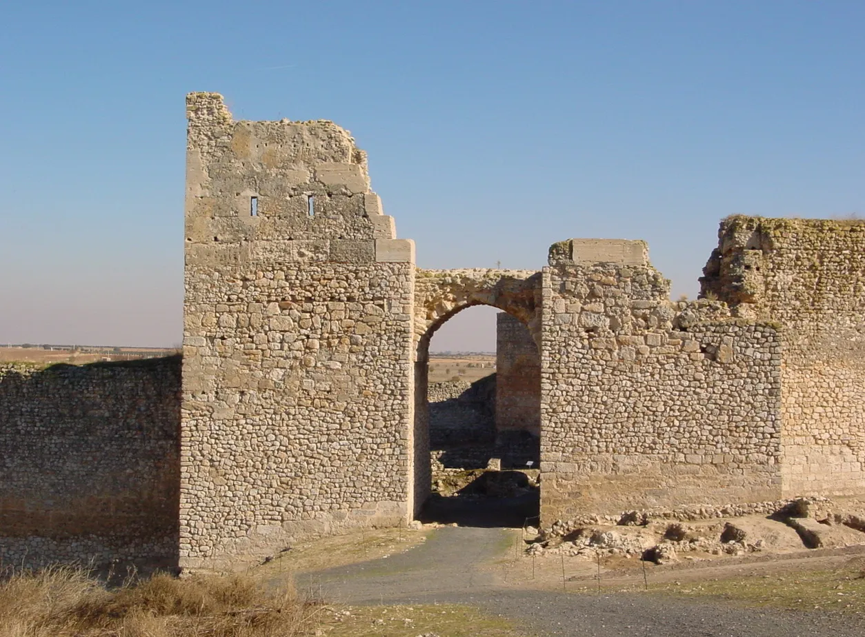 Photo showing: Calatrava la Vieja. Ciudad Real. Spain, View of the triumphal arch of the "alcázar" from the medina.