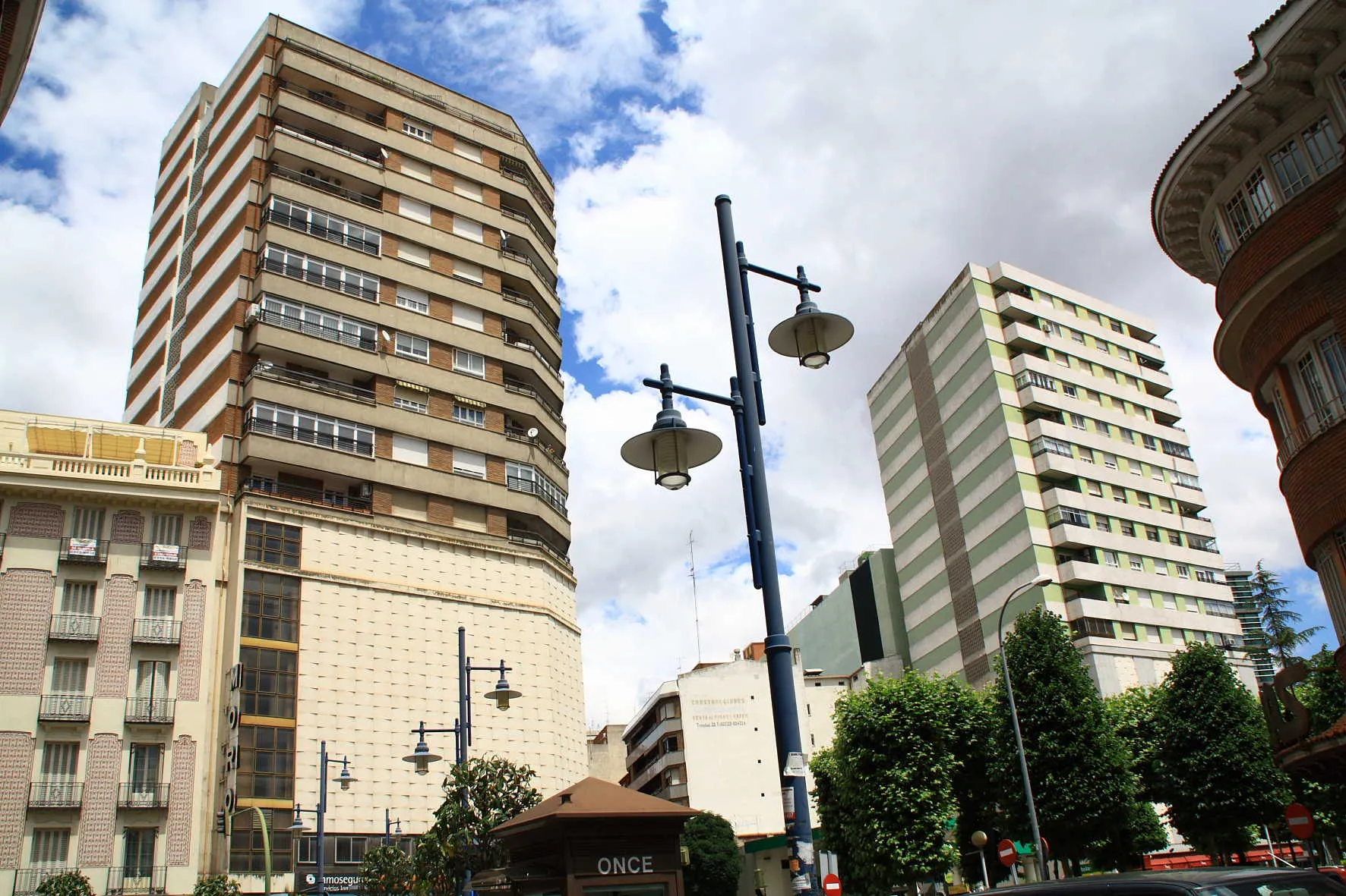 Photo showing: Efectos de la verticalización urbana en los años setenta en la plaza de la Trinidad de Talavera de la Reina, 2009