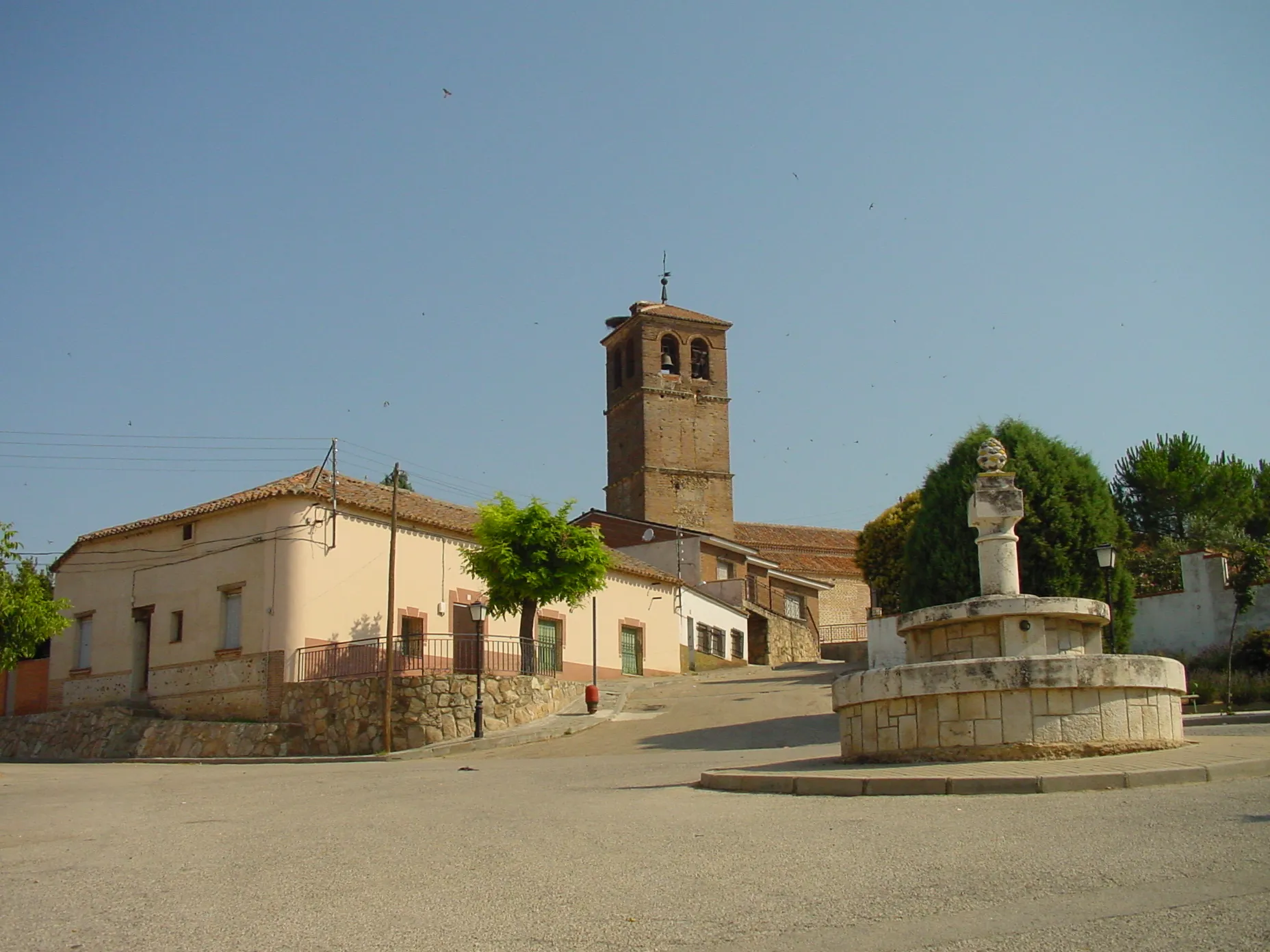 Photo showing: Plaza con fuente e iglesia al fondo en Ribatejada.