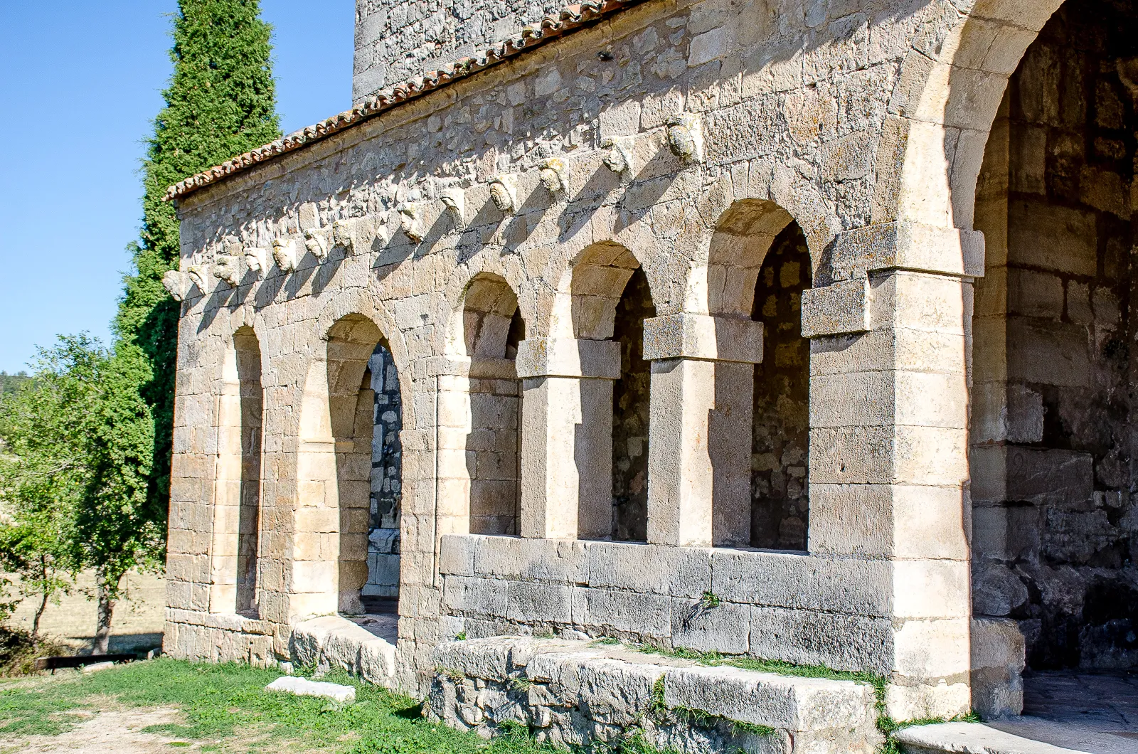 Photo showing: Iglesia de Nuestra Señora de la Asunción, deTamajón. Detalle del exterior del pórtico, con la presencia de canecillos.