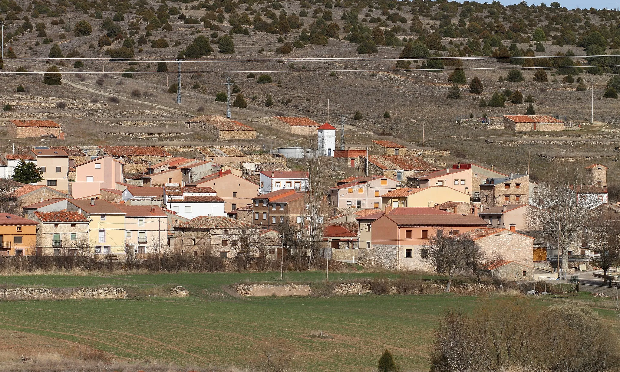 Photo showing: Herrería, vista de la población, desde el camino al poblado Celtíbero de Ceremeño