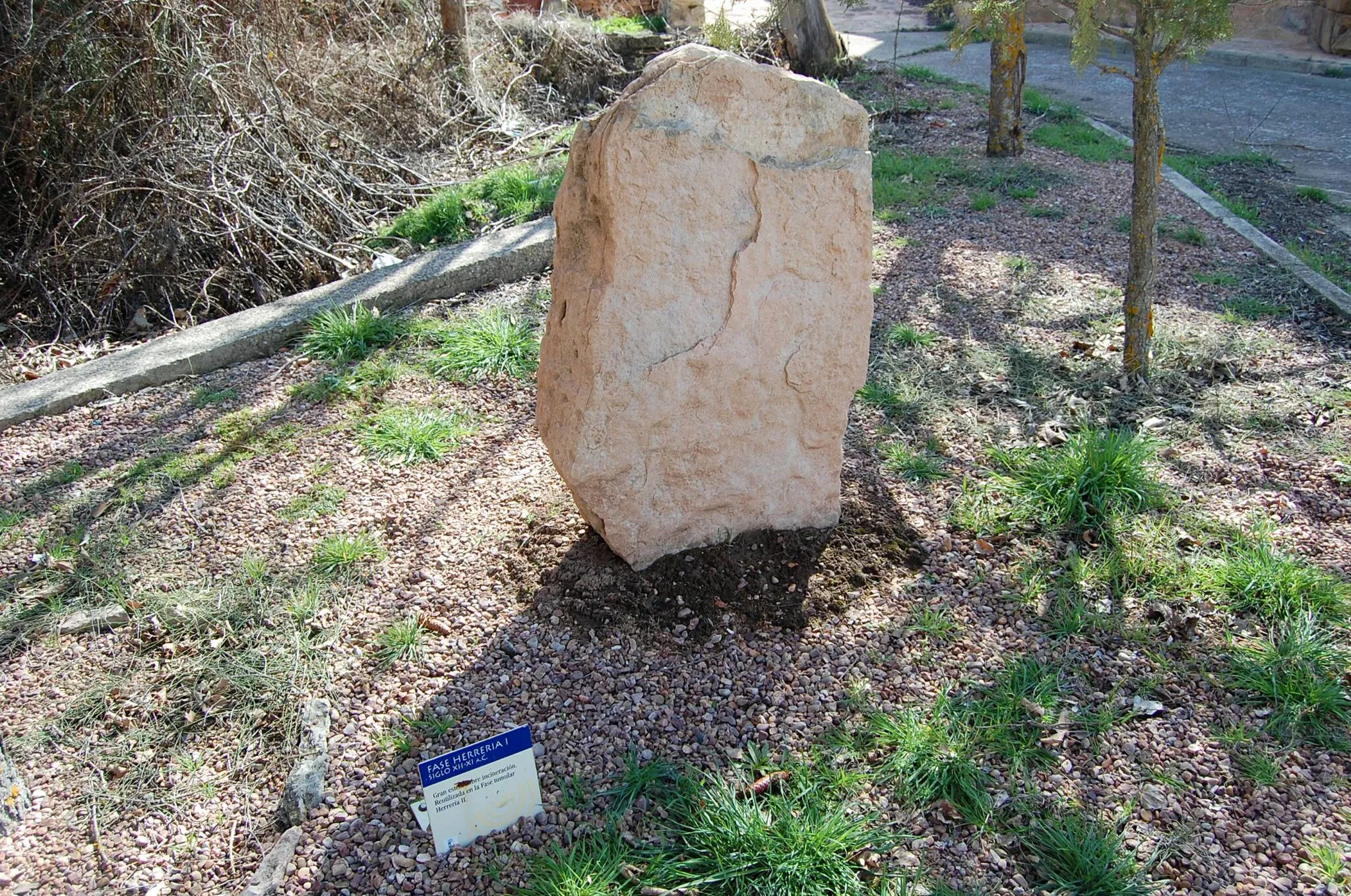 Photo showing: Gran estela, señalando una tumba de incineración, de la necrópolis de Herrería.