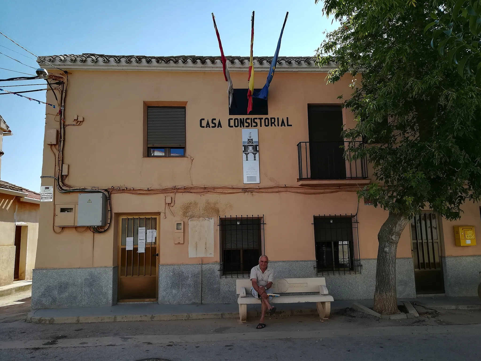 Photo showing: Vista del Ayuntamiento de Casas de Guijarro, Cuenca.