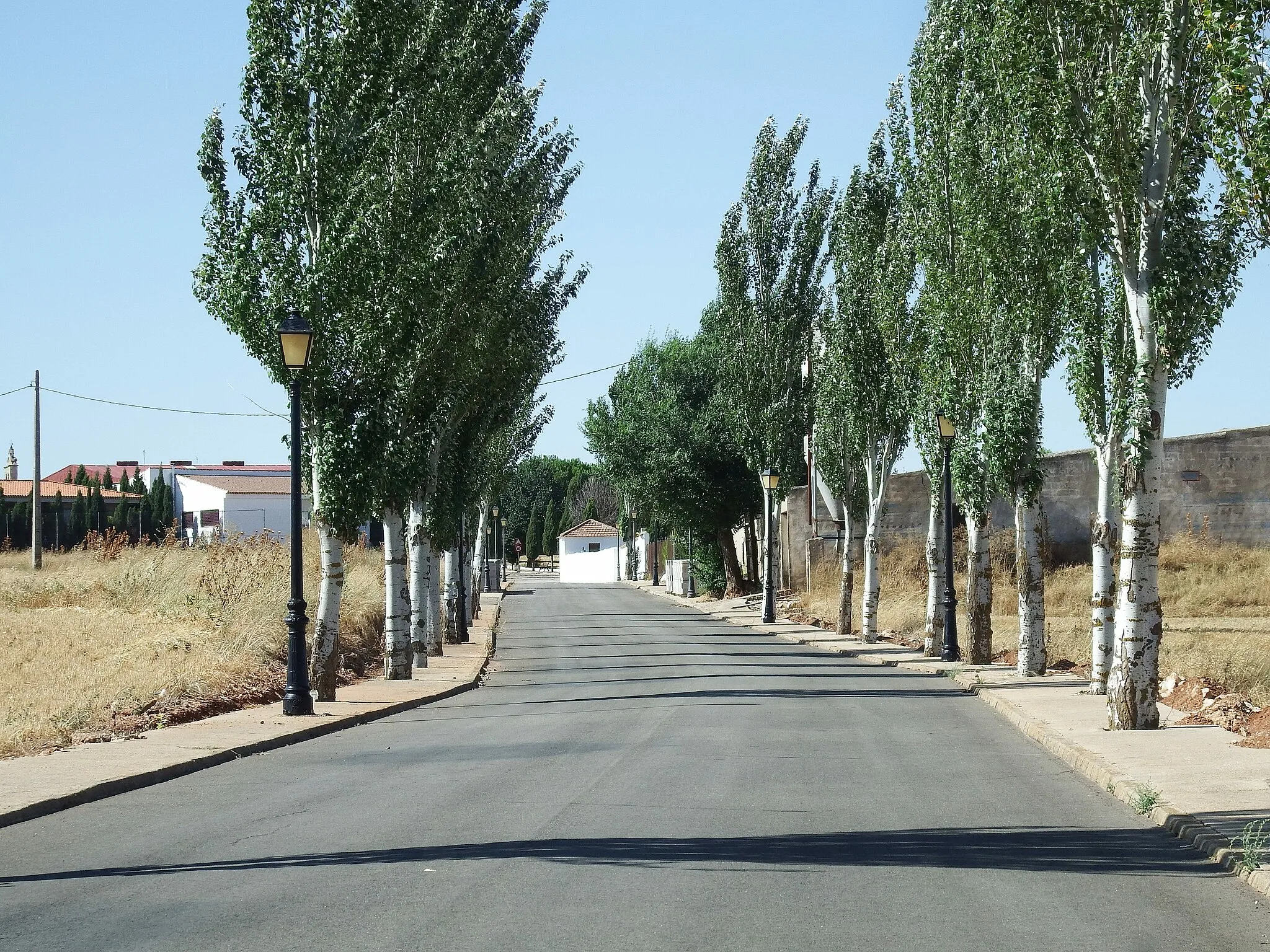 Photo showing: Vistas de lejos, entrada al cementerio.