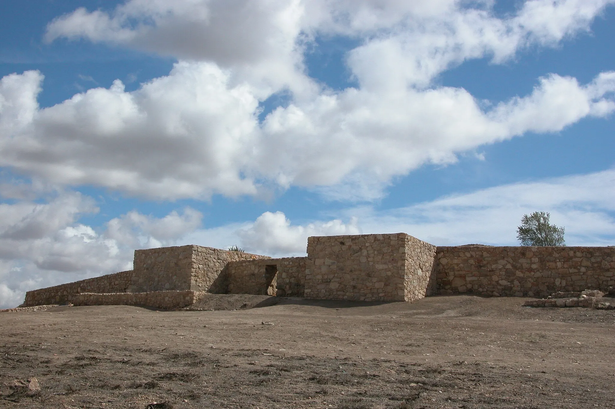 Photo showing: Puerta Norte de la muralla romana de Libisosa, levantada sobre el Sector 3 del barrio iberorromano