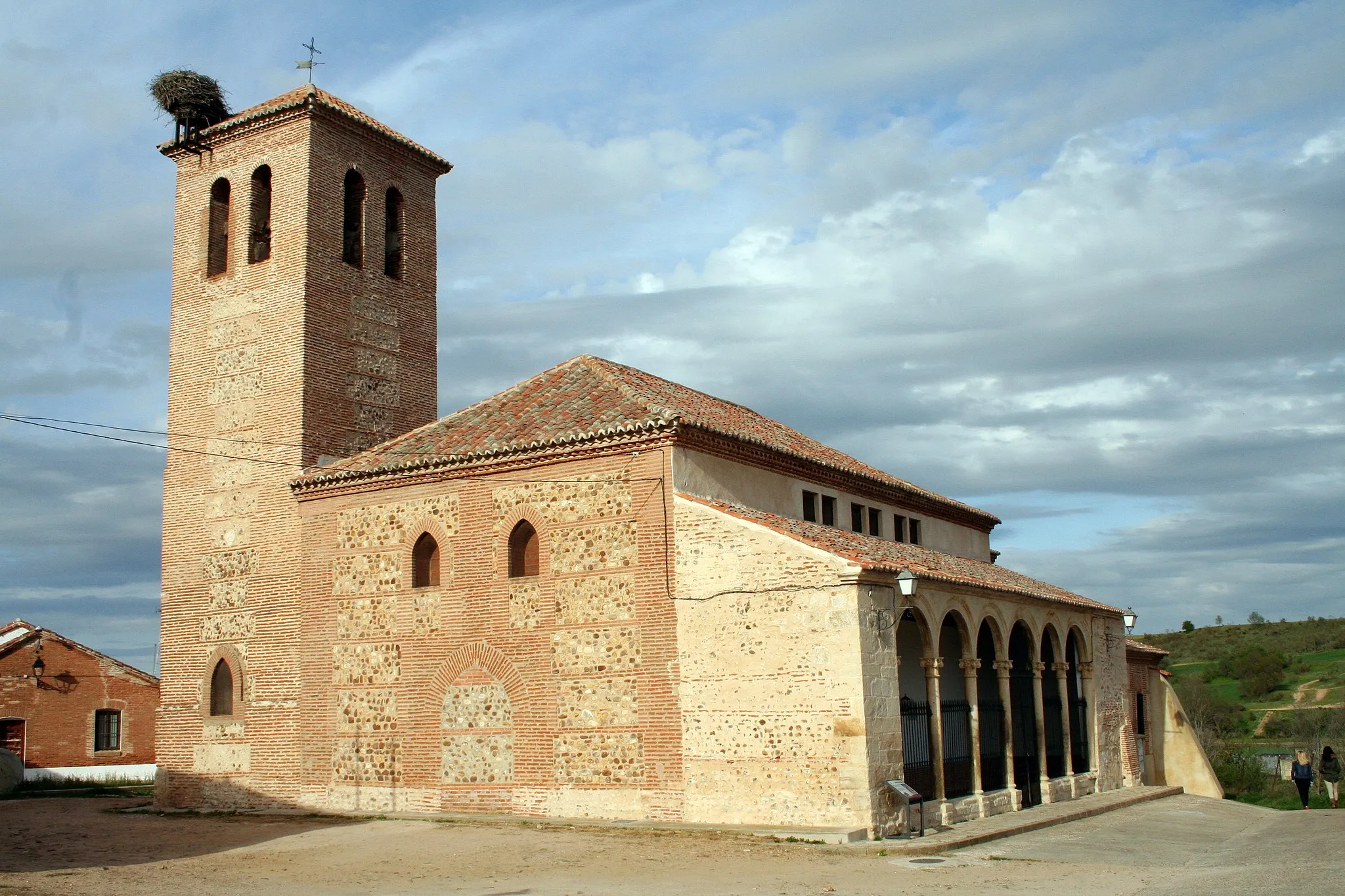 Photo showing: Parish Church of Galápagos, dedicated to the Chair of San Pedro de Antioquía. Apse built in 12th century, Renaissance atrium built in 1th century.