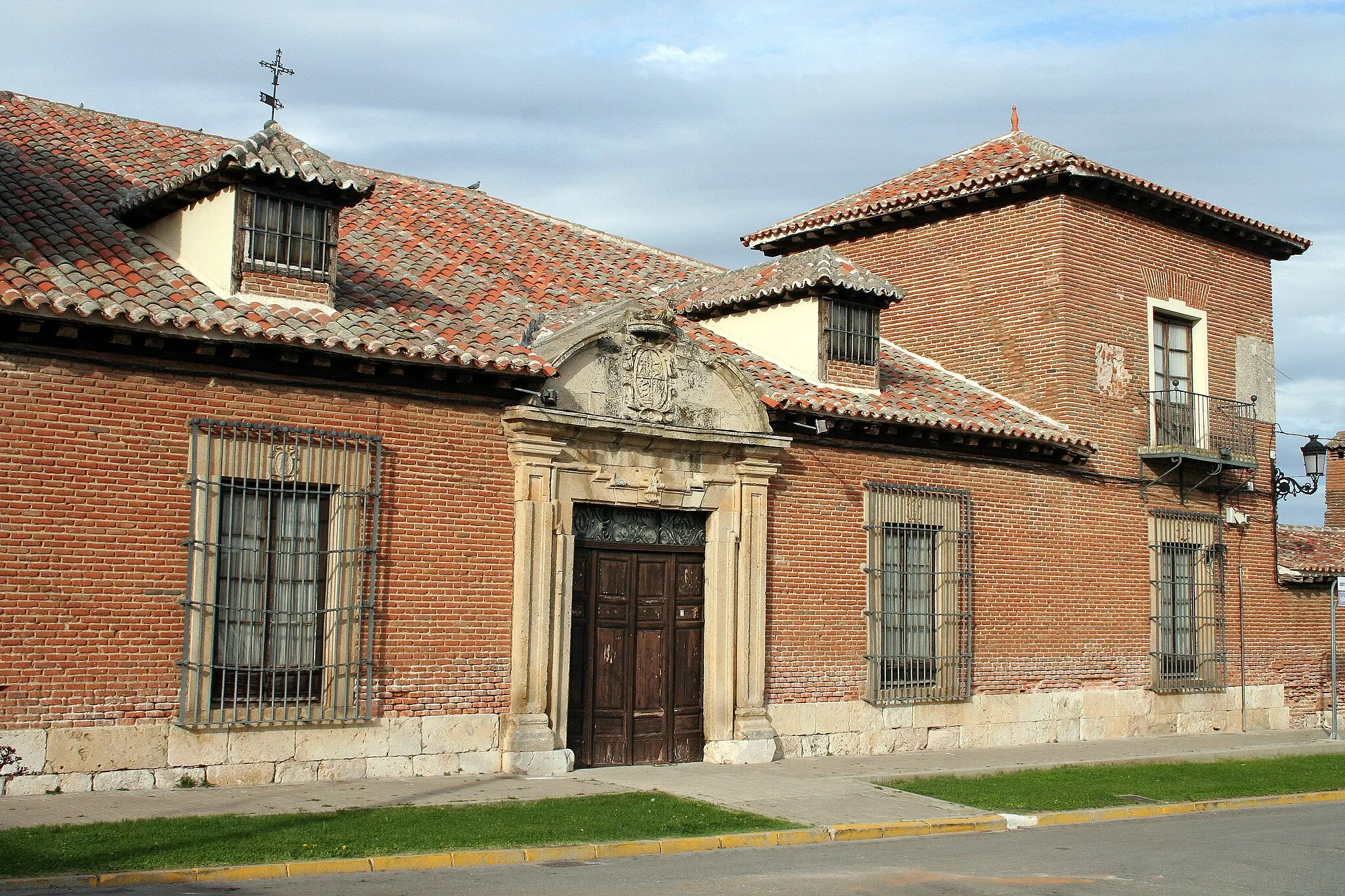 Photo showing: Baroque palace. Central façade with coat of arms.