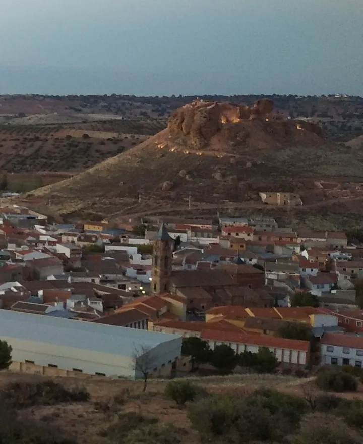 Photo showing: Imagen del pueblo, con el castillo en el monte y la iglesia a los pies.