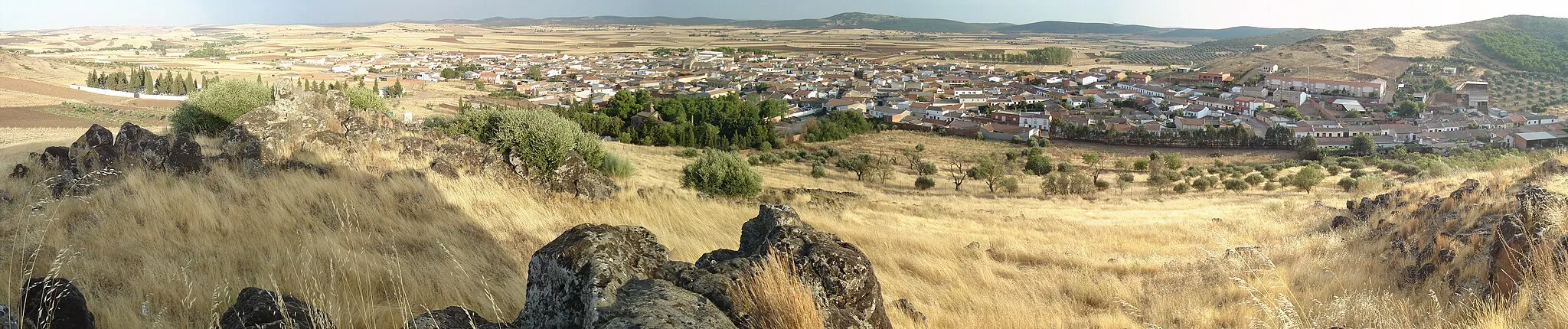 Photo showing: Vista panorámica del municipio de Alcolea de Calatrava, en la provincia de Ciudad Real, España.