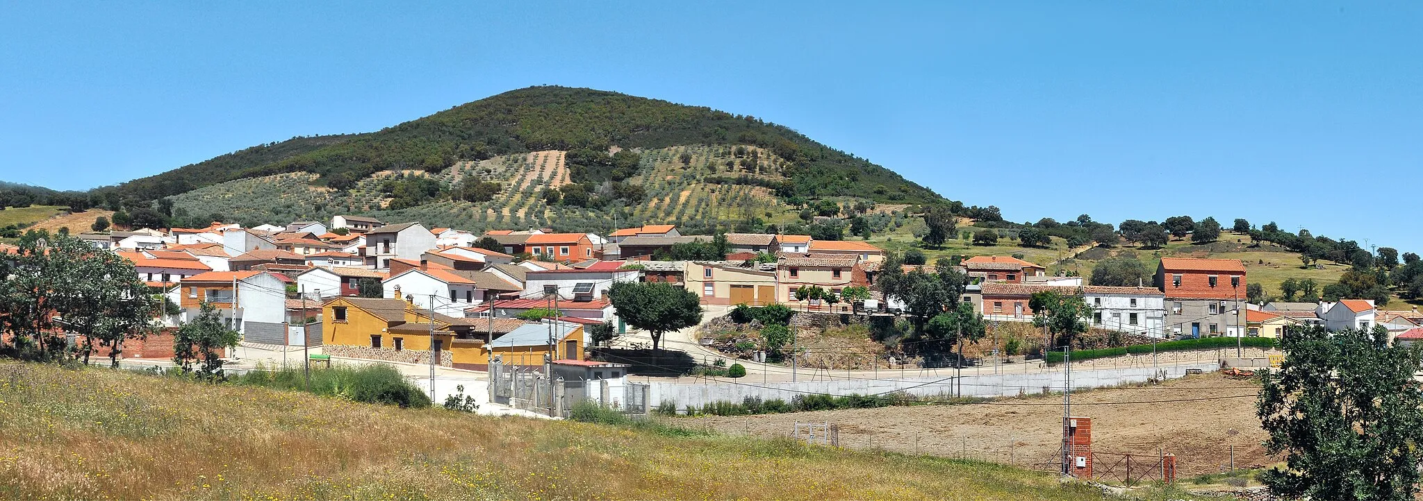 Photo showing: The village and its surroundings. Robledo del Buey, Los Navalucillos, Toledo, Castile-La Mancha, Spain