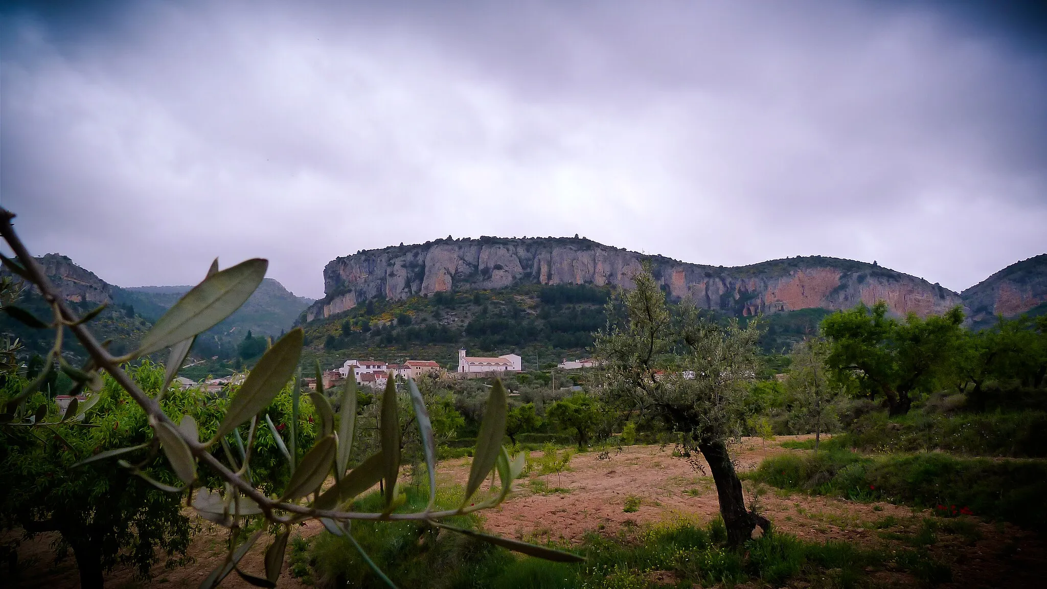 Photo showing: Panorámica desde el barranco cantón con la iglesia y el calar al fondo un día nublado