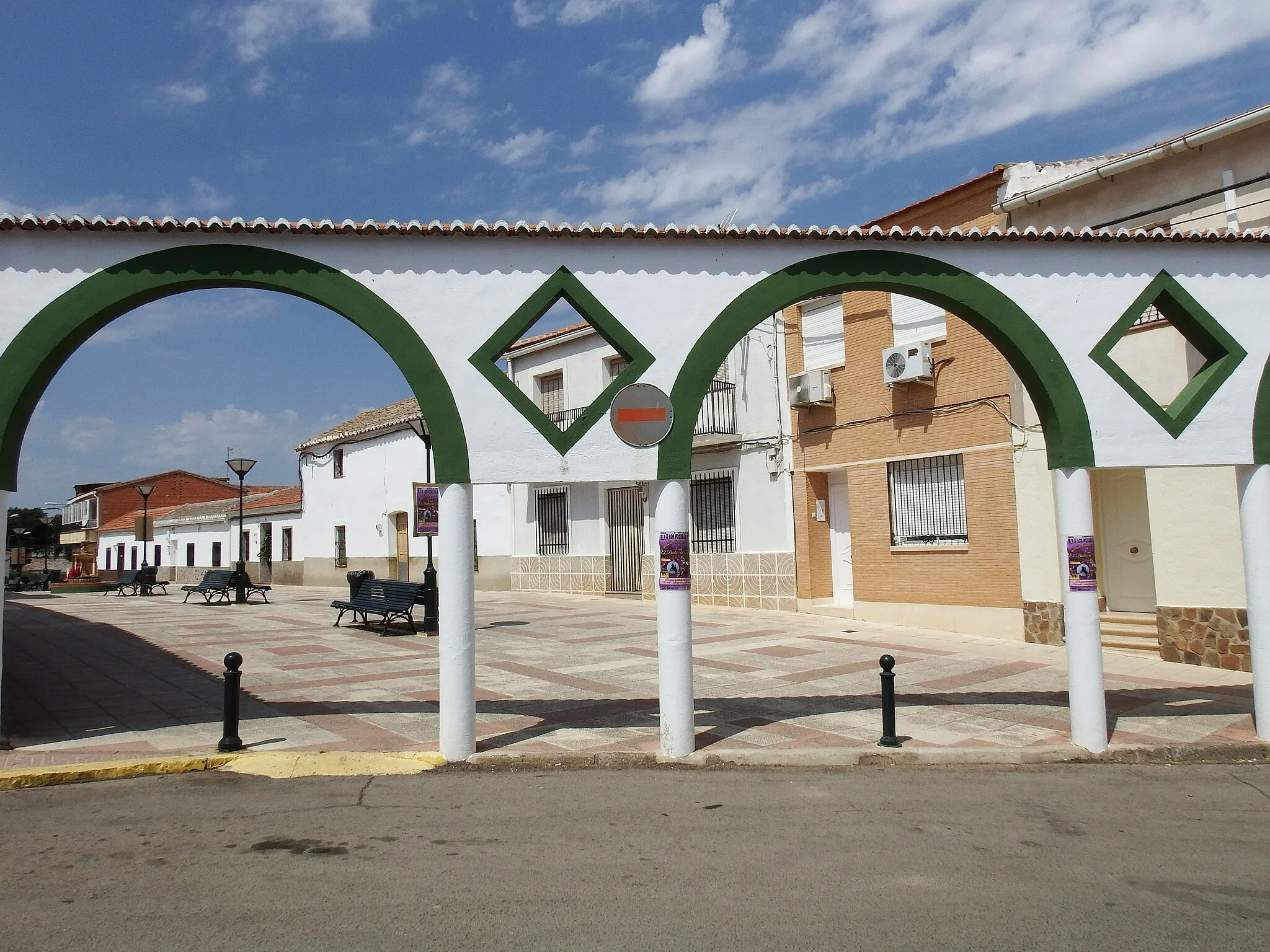 Photo showing: Los Pozuelos de Calatrava, arcos al final de una calle peatonal.