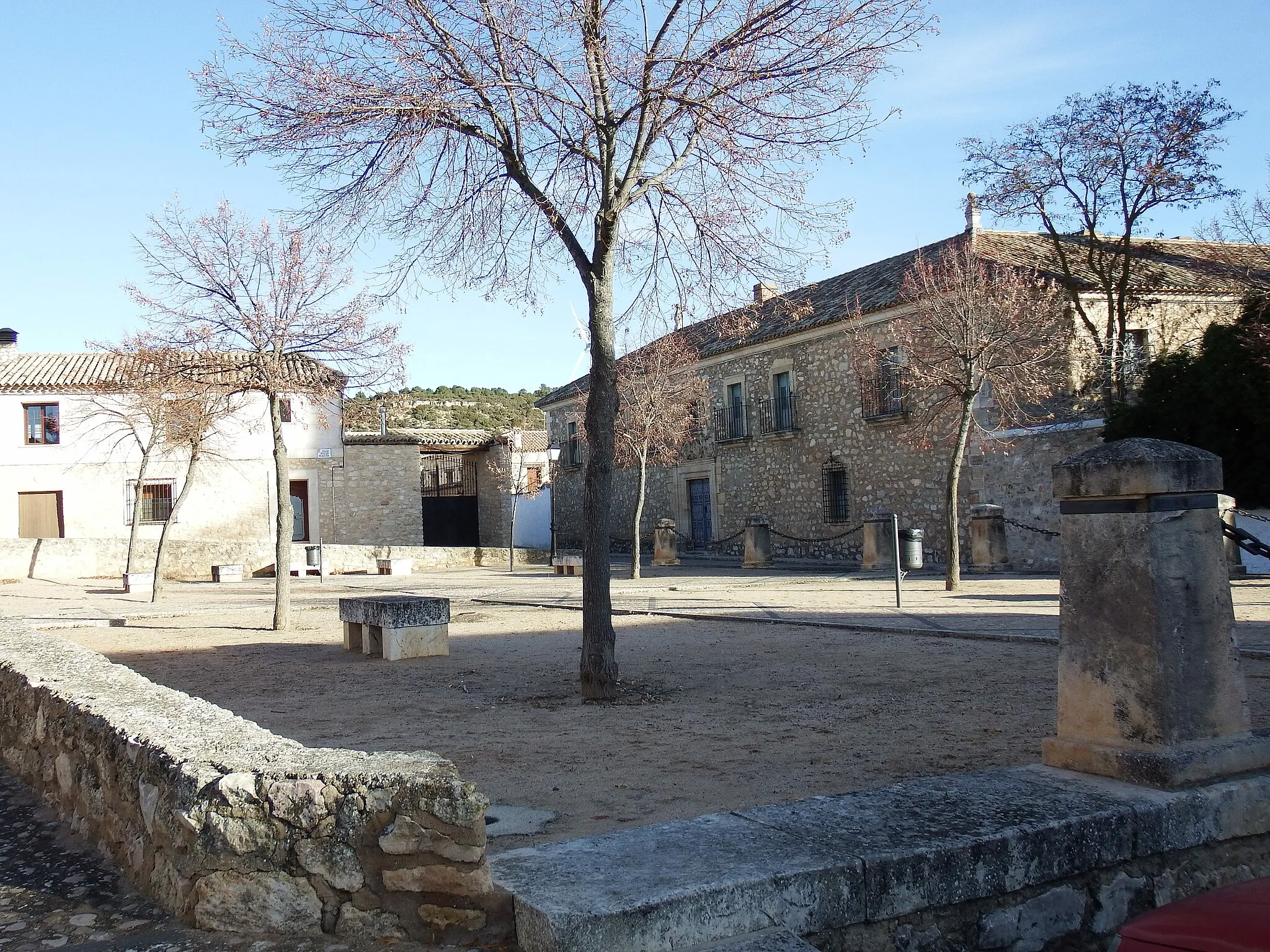 Photo showing: Plaza de atrás de la iglesia de Barchín del Hoyo