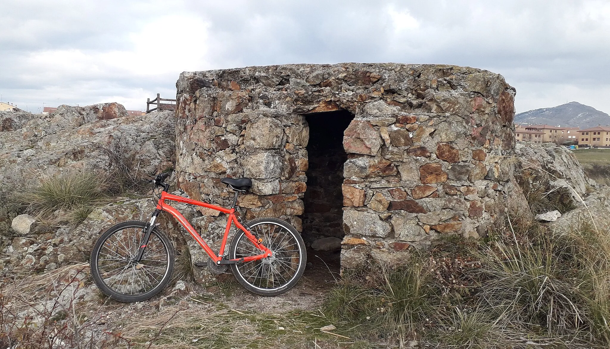 Photo showing: Búnker de Los Barberos usado durante la Guerra Civil junto al río Eresma en Palazuelos de Eresma, Segovia