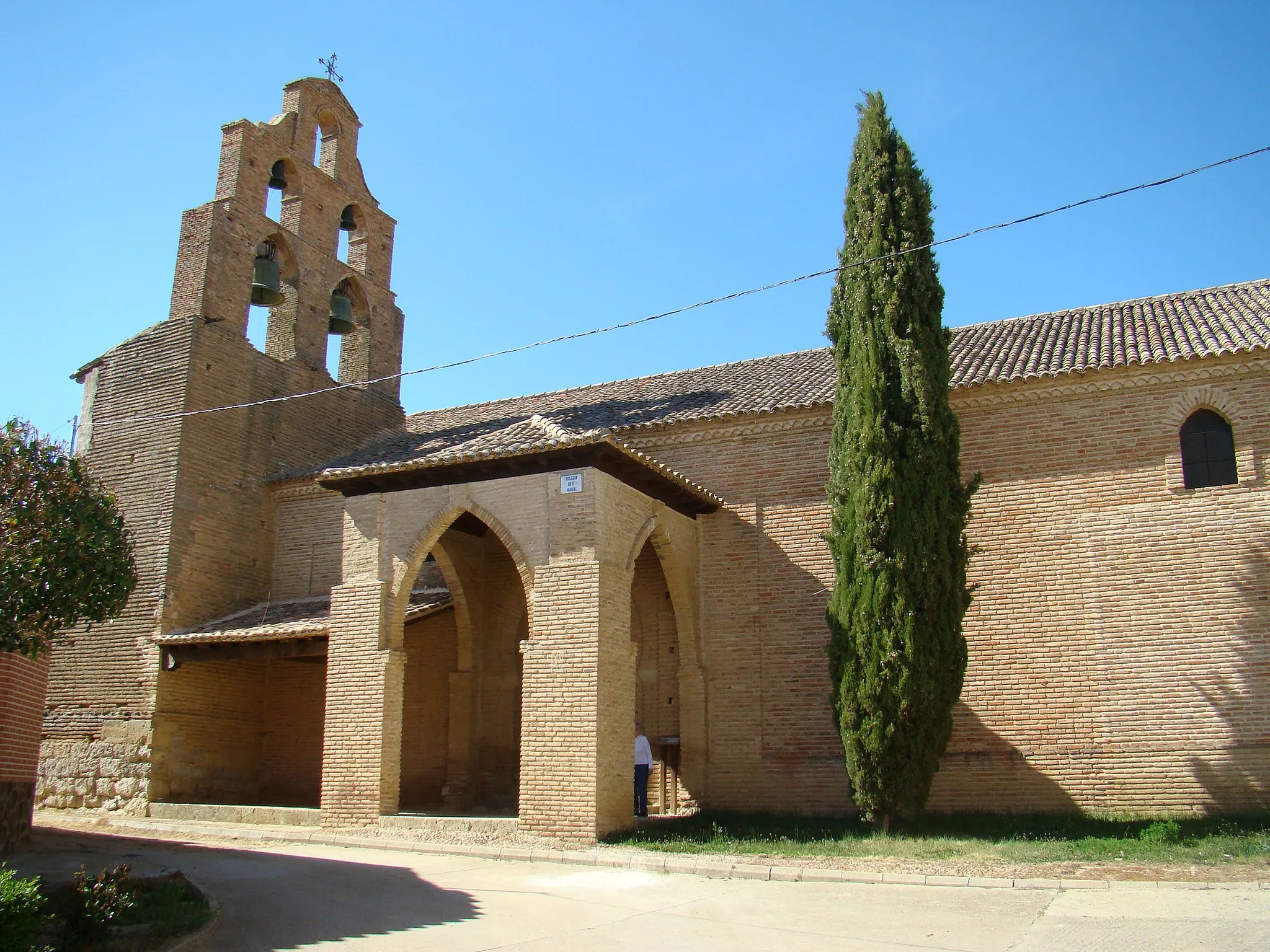 Photo showing: Iglesia de Santa María del Castillo en la localidad de Cuenca de Campos, provincia de Valladolid, España. Es una construcción del siglo XIV en estilo gótico-mudéjar. Fue restaurada por un particular y se ha convertido en museo con exposiciones temporales.