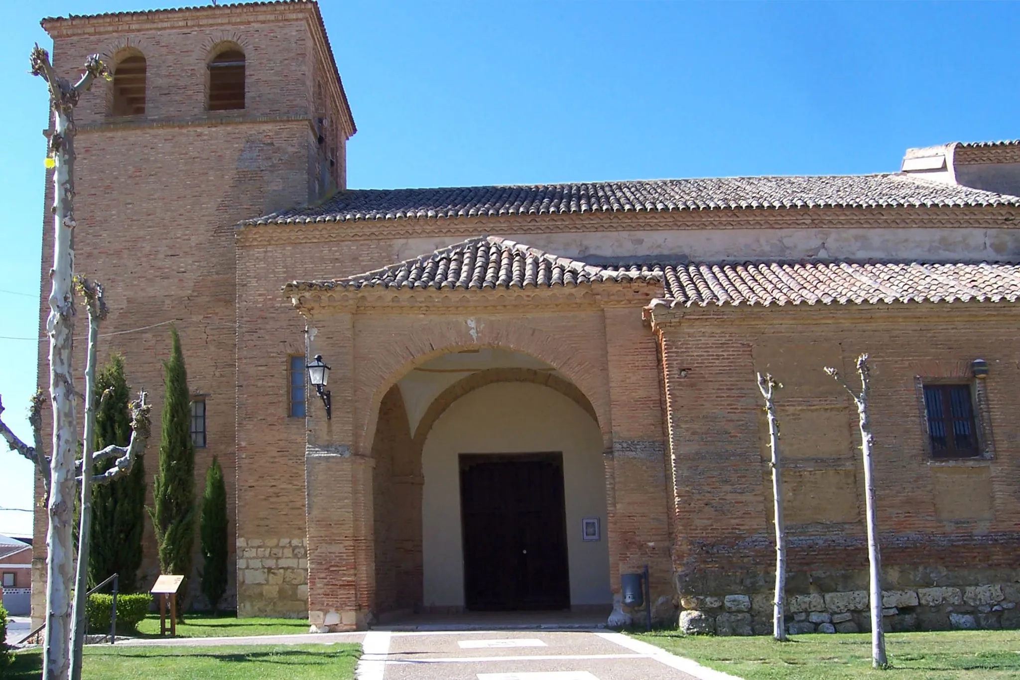 Photo showing: Iglesia de los Santos Justo y Pastor en la localidad de Cuenca de Campos (Valladolid, España). Es del siglo XVI, mudéjar y con una recia torre.