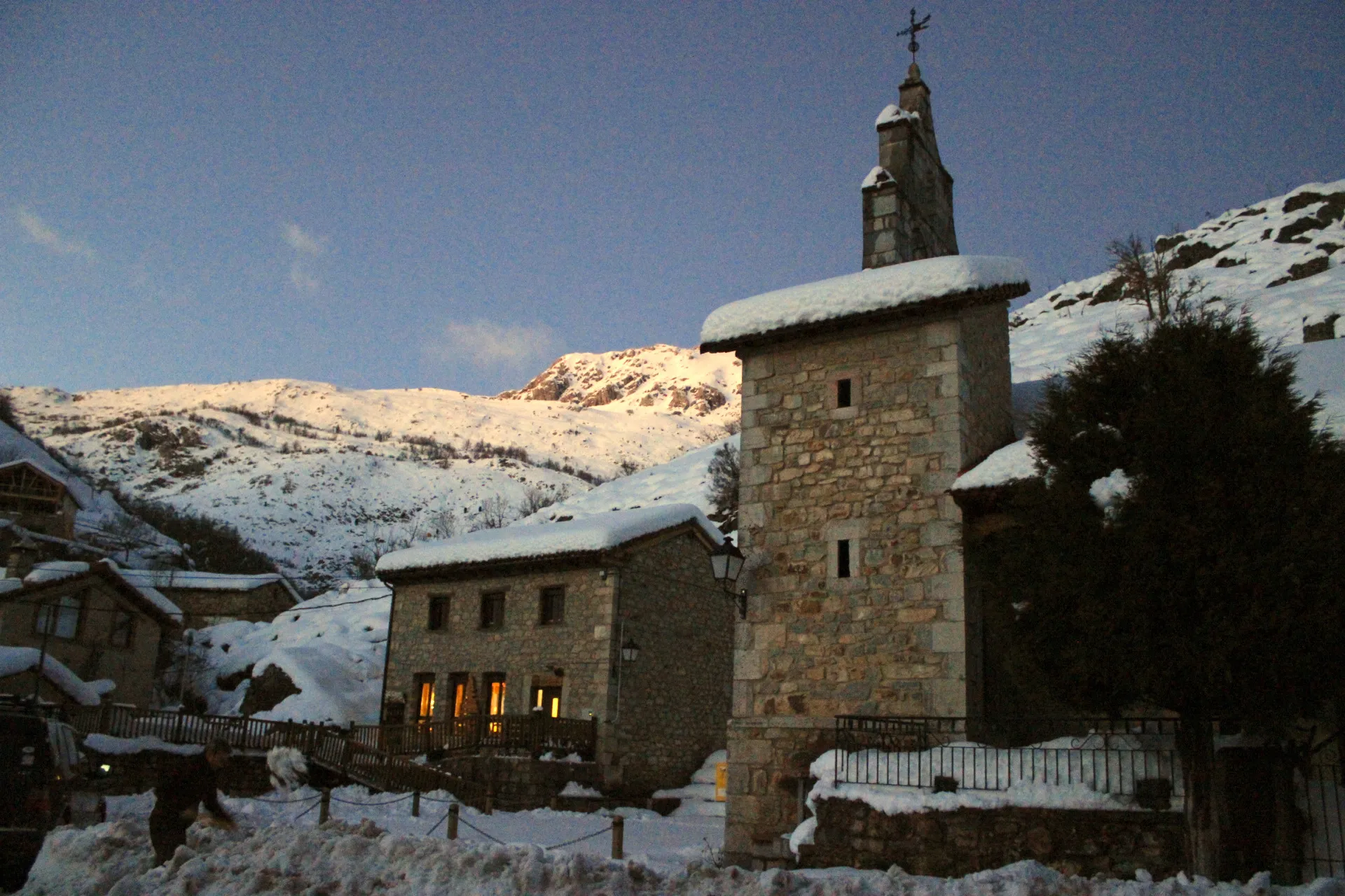 Photo showing: Iglesia y escuela en la pedanía de Las Salas (León)