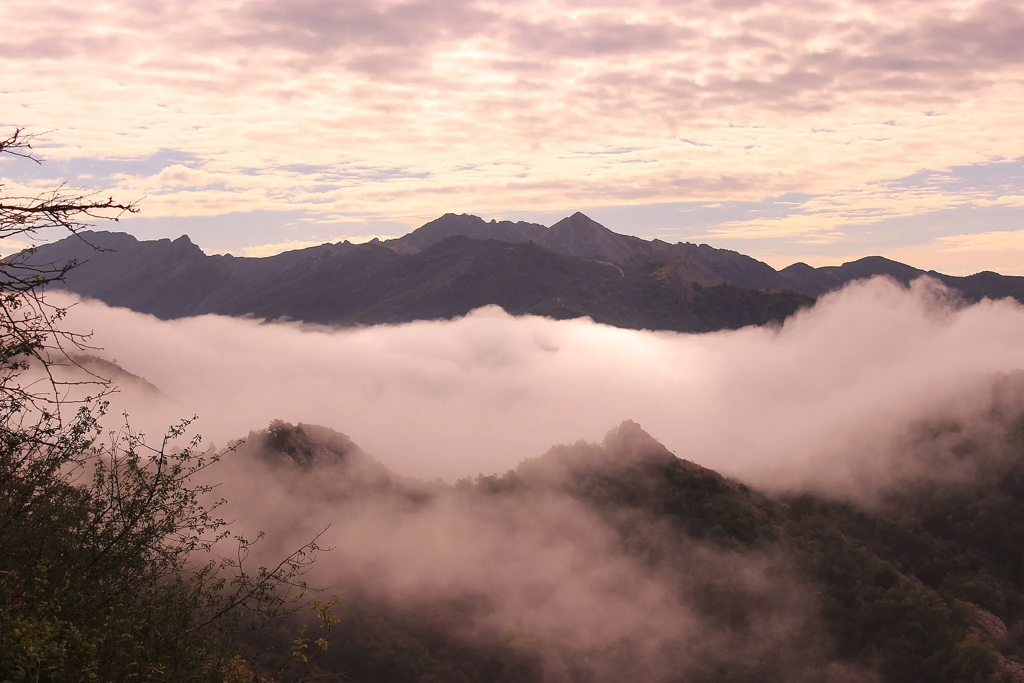 Photo showing: Mar de nubes desde la traviesa de la Peña Las Pintas (Las Salas)