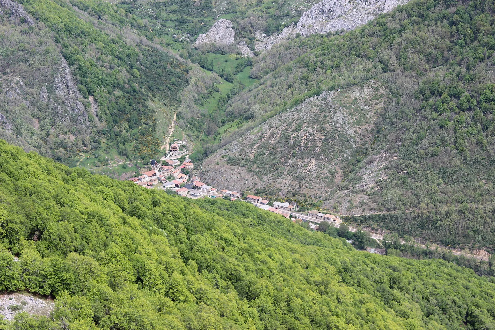 Photo showing: Vista panorámica del pueblo de Las Salas (León)