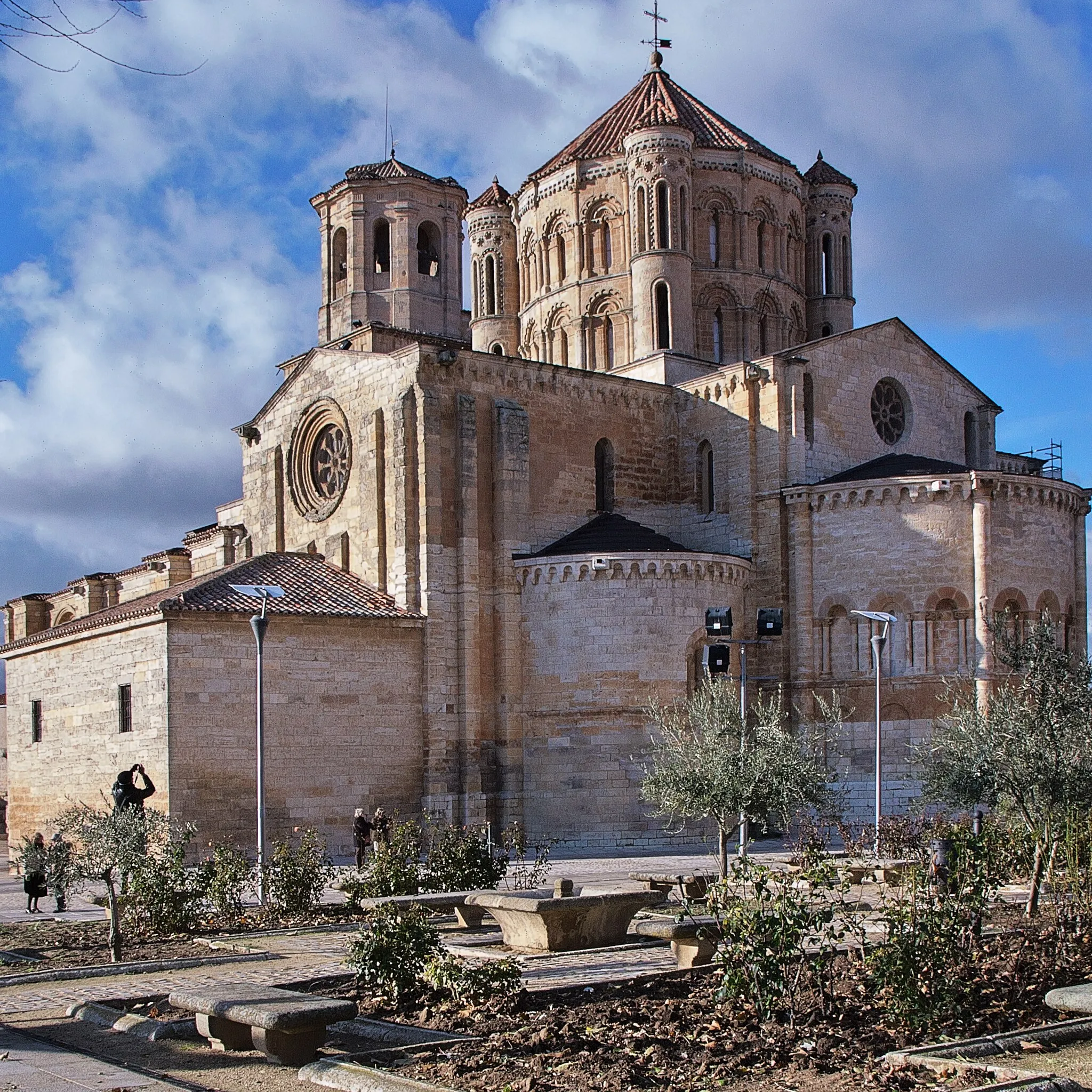 Photo showing: Uno de los cimborrios cumbres de la arquitectura románica. En el siglo XIII era sede de la Orden del Santo Sepulcro.