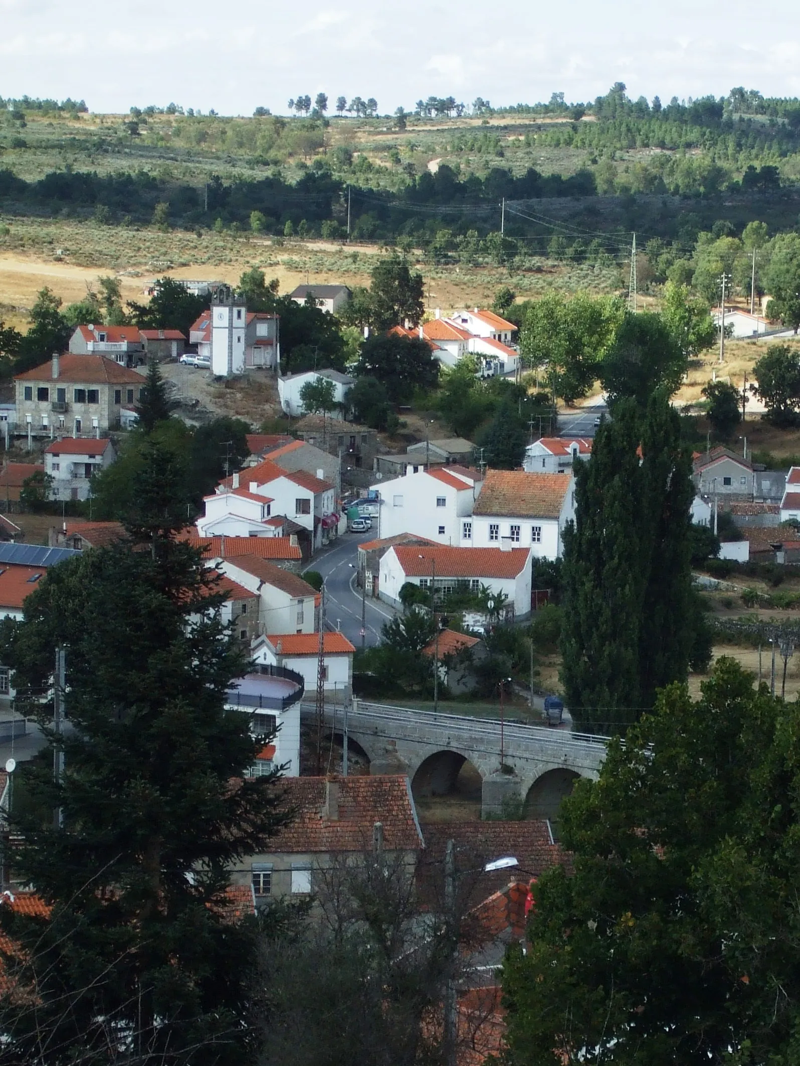 Photo showing: General view of the village with bridge and clock tower