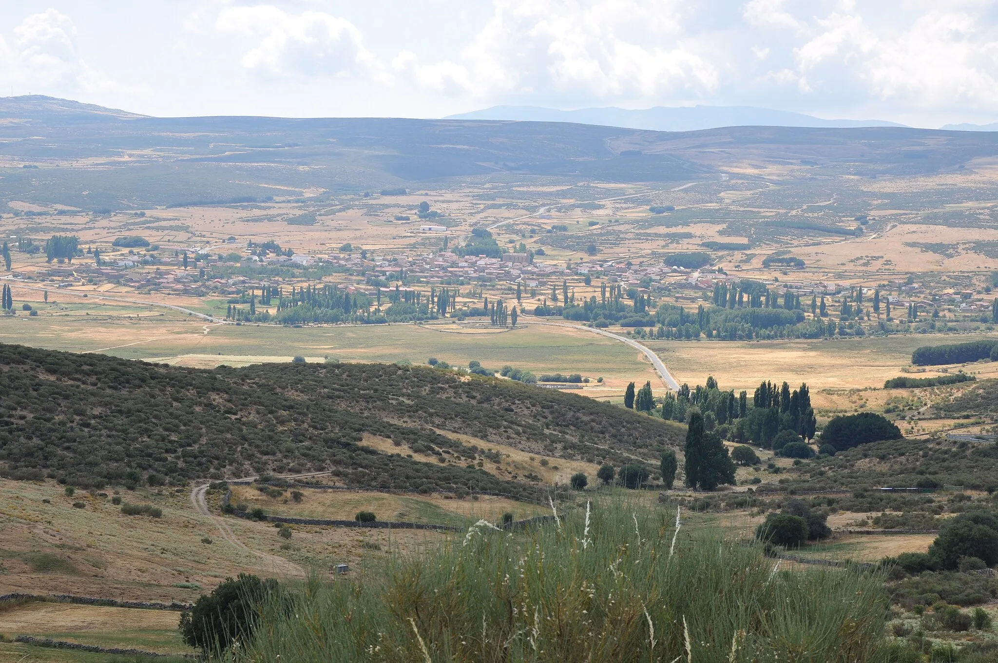 Photo showing: San Martín de la Vega del Alberche from the Mountain pass of Chía, Ávila, Spain