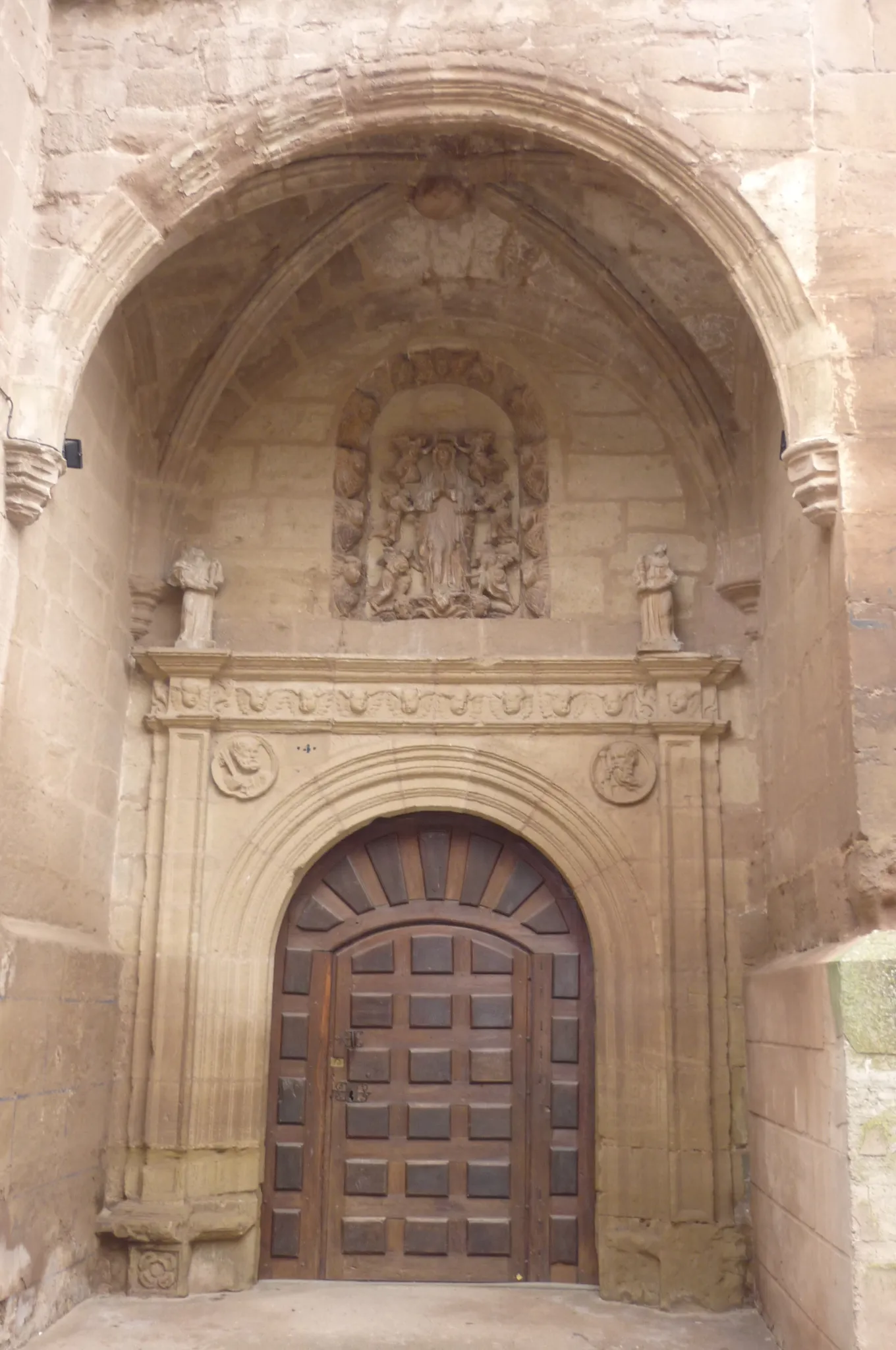 Photo showing: Puerta principal de la iglesia parroquial de Manjarrés (La Rioja, España)