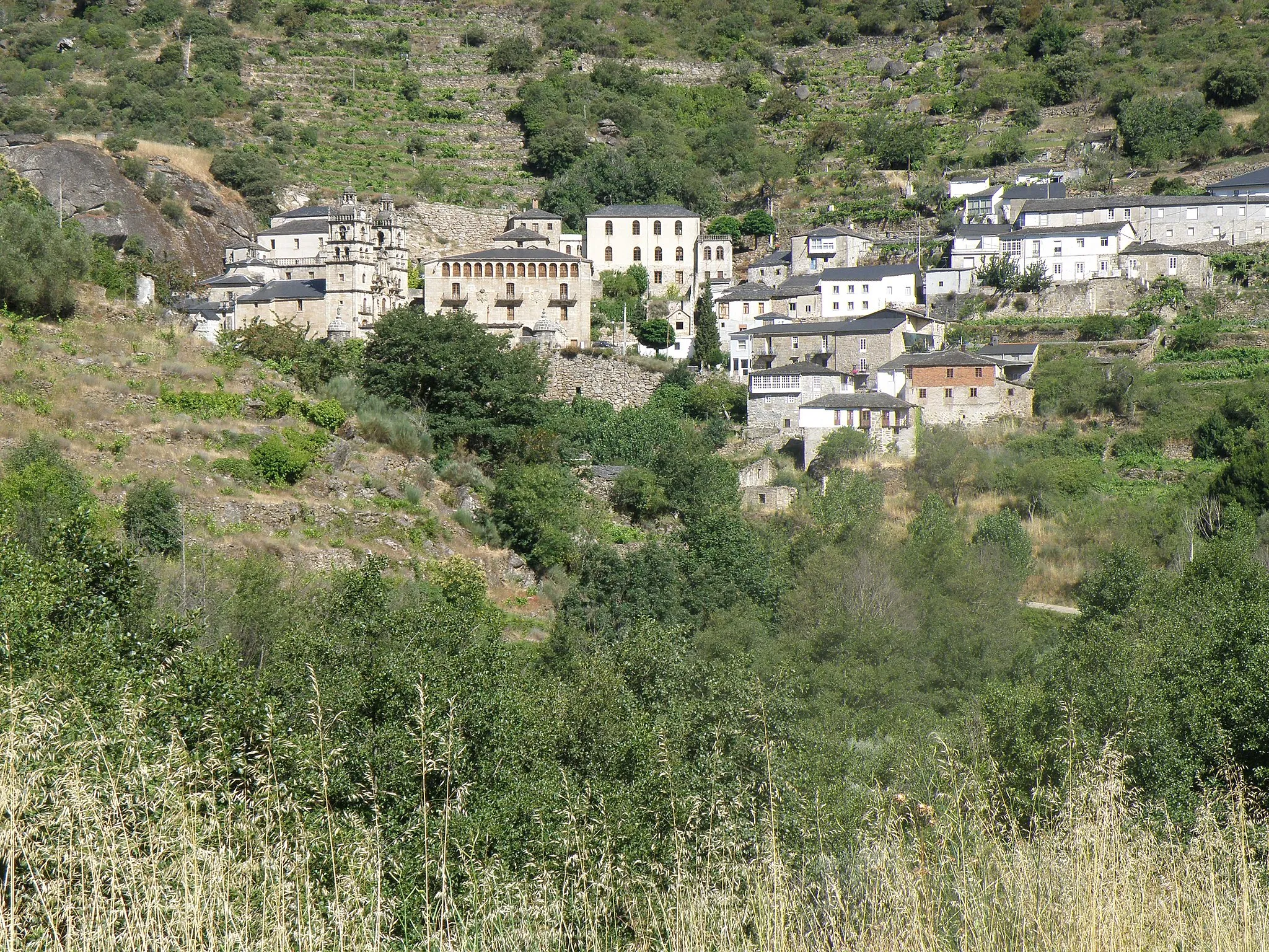 Photo showing: El santuario de As Ermitas. Es una de las mejores muestras del arte barroco rural gallego, un lugar digno de visitar. Enclavado a orillas del río Bibei, entre los municipios de Manzaneda y O Bolo, nos presenta un bello escenario donde conjugan, en perfecta armonía, lo abrupto y agreste del terreno con la belleza a veces mágica y sobria de las formas arquitectónicas. Junto con el majestuoso templo resaltar su Vía Crucis, considerado, en su estilo, como uno de los tres mejores del mundo.

www.obolo.es/galegomonumentosantuario.htm