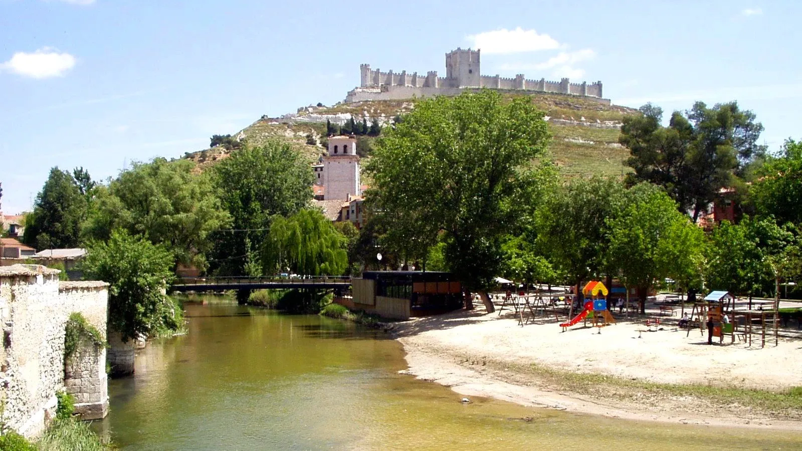 Photo showing: Peñafiel. Judería. Río Duratón. Castillo de Peñafiel. Museo del Vino. Ribera de Duero. Campo de Peñafiel. Valladolid