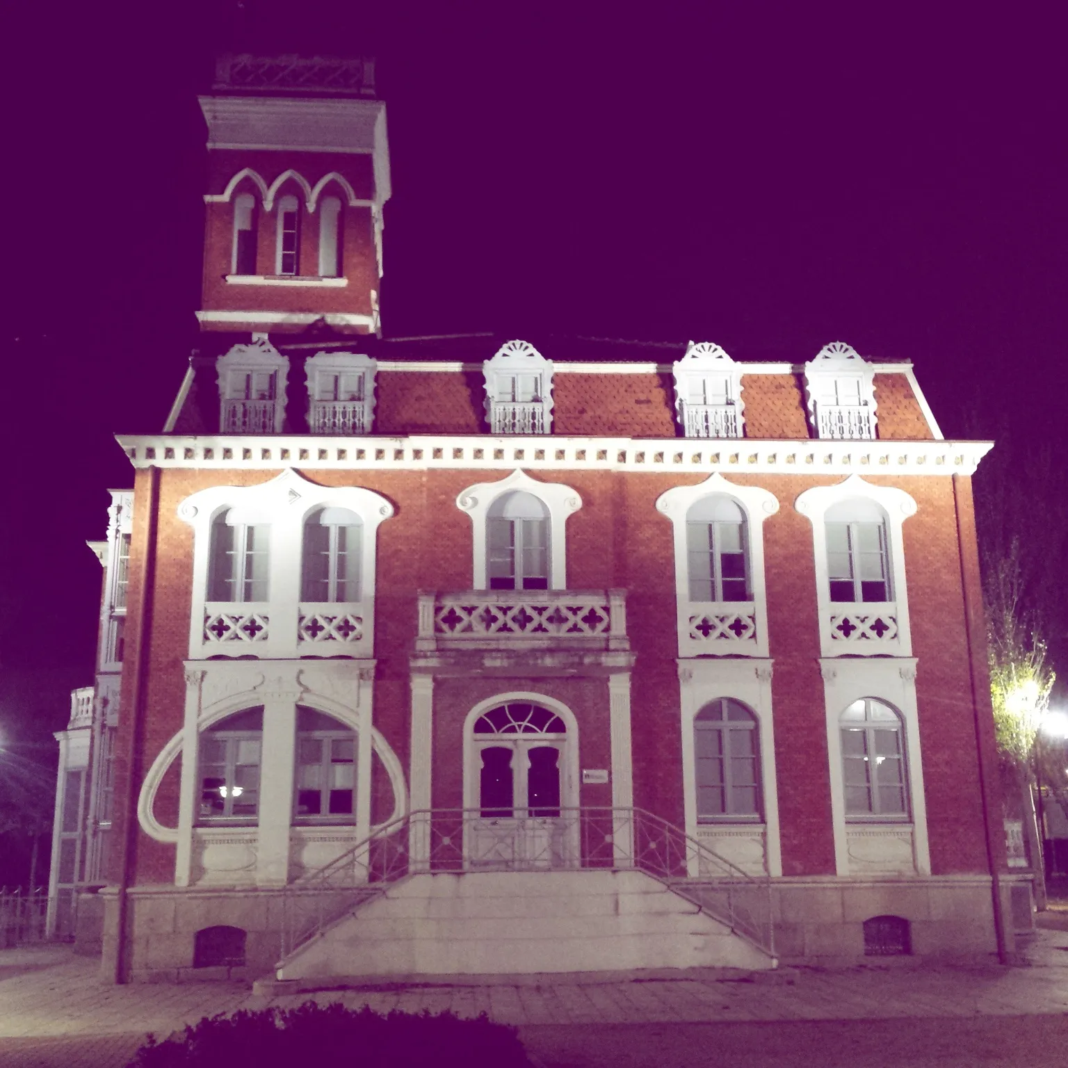 Photo showing: Construida en torno a 1907 como residencia del Sr. JOse María Luelmo, propietario de la Granja Minaya, es hoy sede de la Fundación del Patrimonio Histórico de Castilla y León