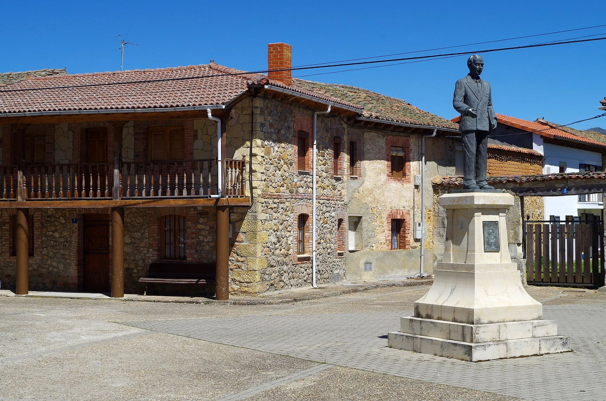 Photo showing: Pablo Díez Fernández monument in Vegaquemada (León, Spain).