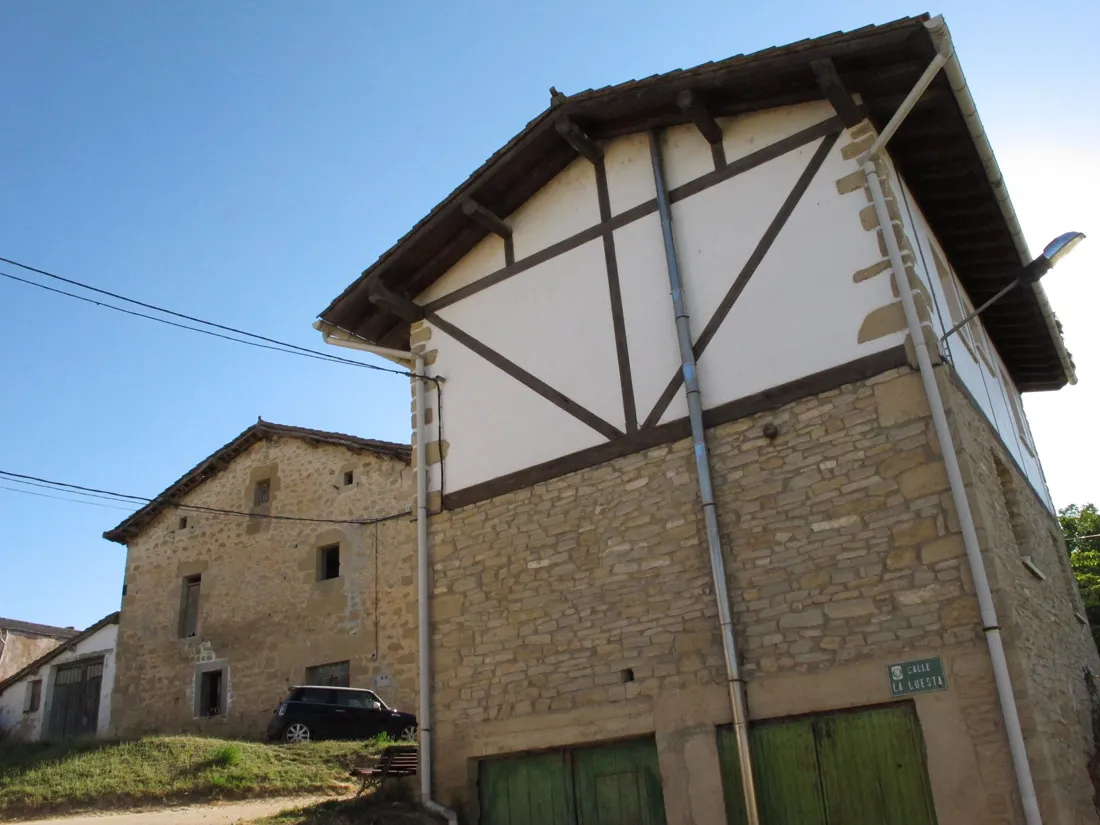 Photo showing: Caserío y casa restaurada en el pueblo de Comunión (Álava)