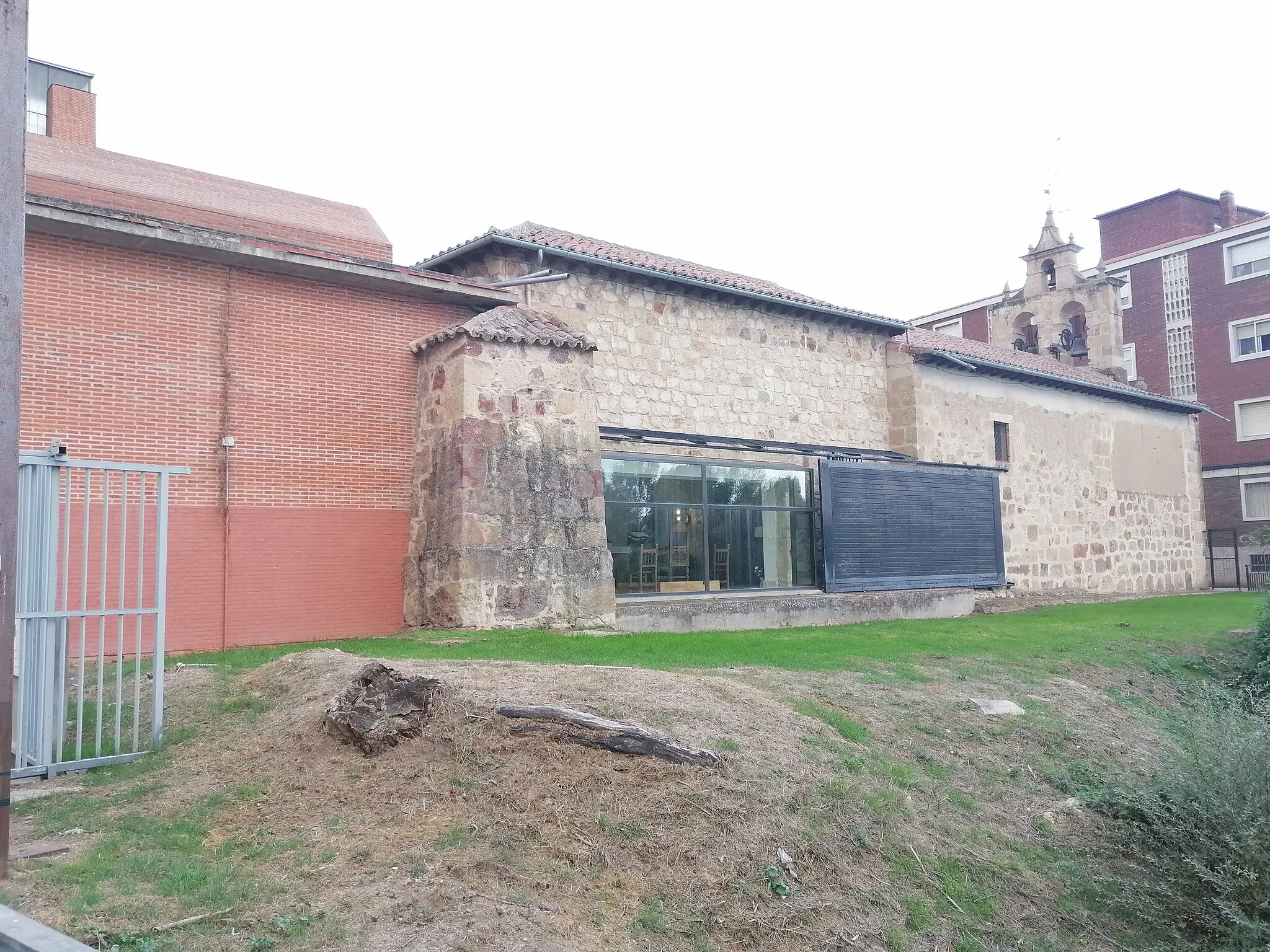 Photo showing: Vista desde la pasarela del río de la trasera de la Iglesia parroquial de Santa María en Santa Marta de Tormes, Salamanca