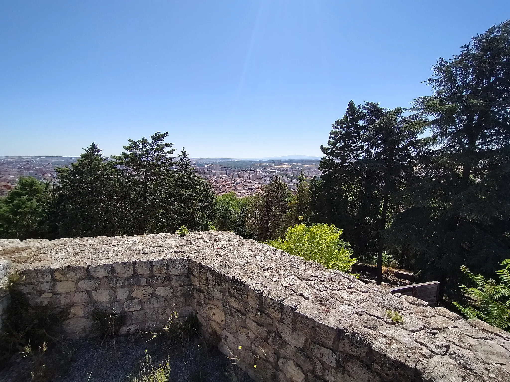 Photo showing: Castillo de Burgos y su mirador en julio de 2022.