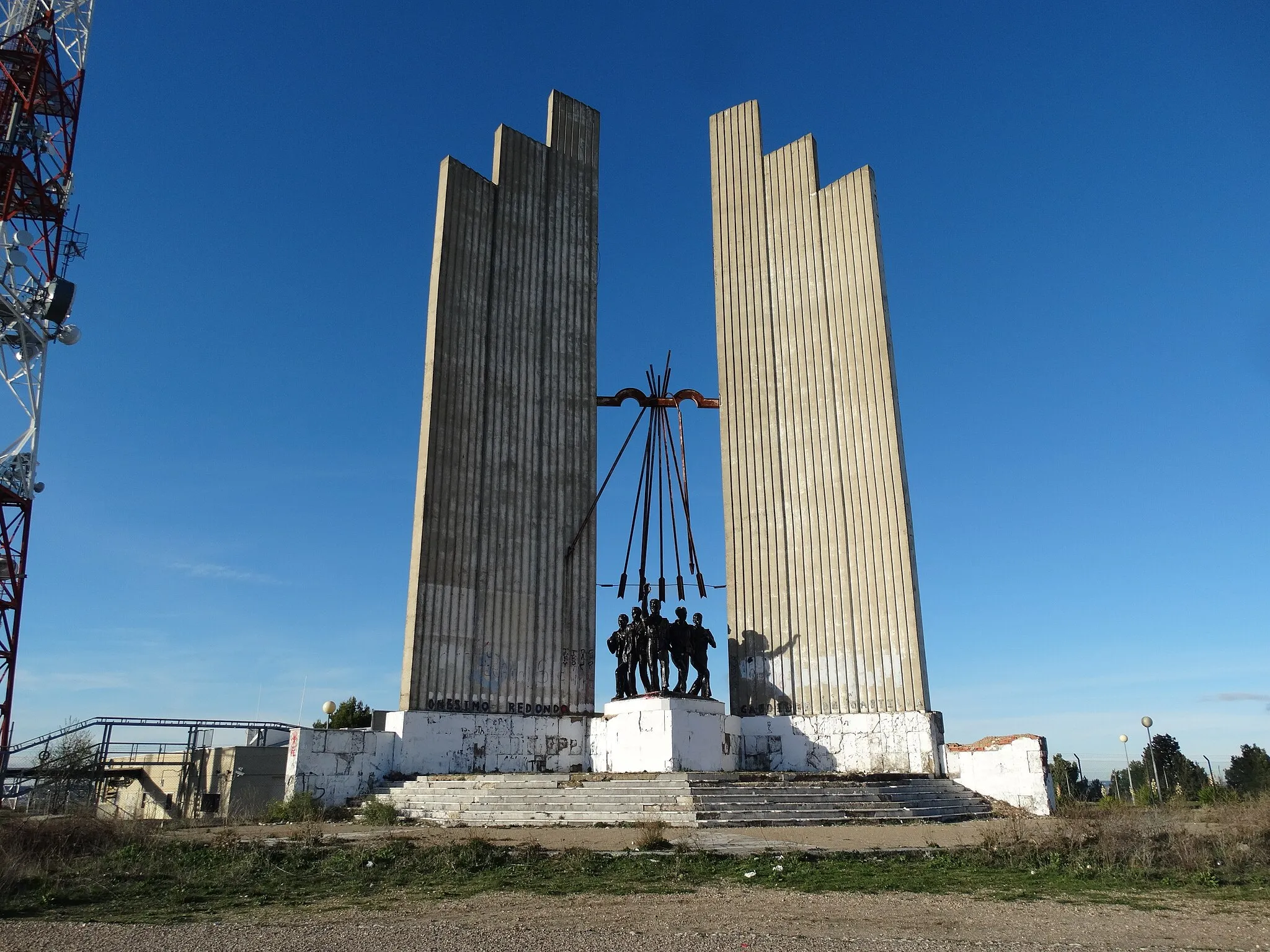 Photo showing: Monumento a Onésimo Redondo inaugurado el 25 de julio de 1961 en el Cerro de San Cristóbal de Valladolid. En el 2014 el monumento está muy deteriorado y abandonada su conservación.