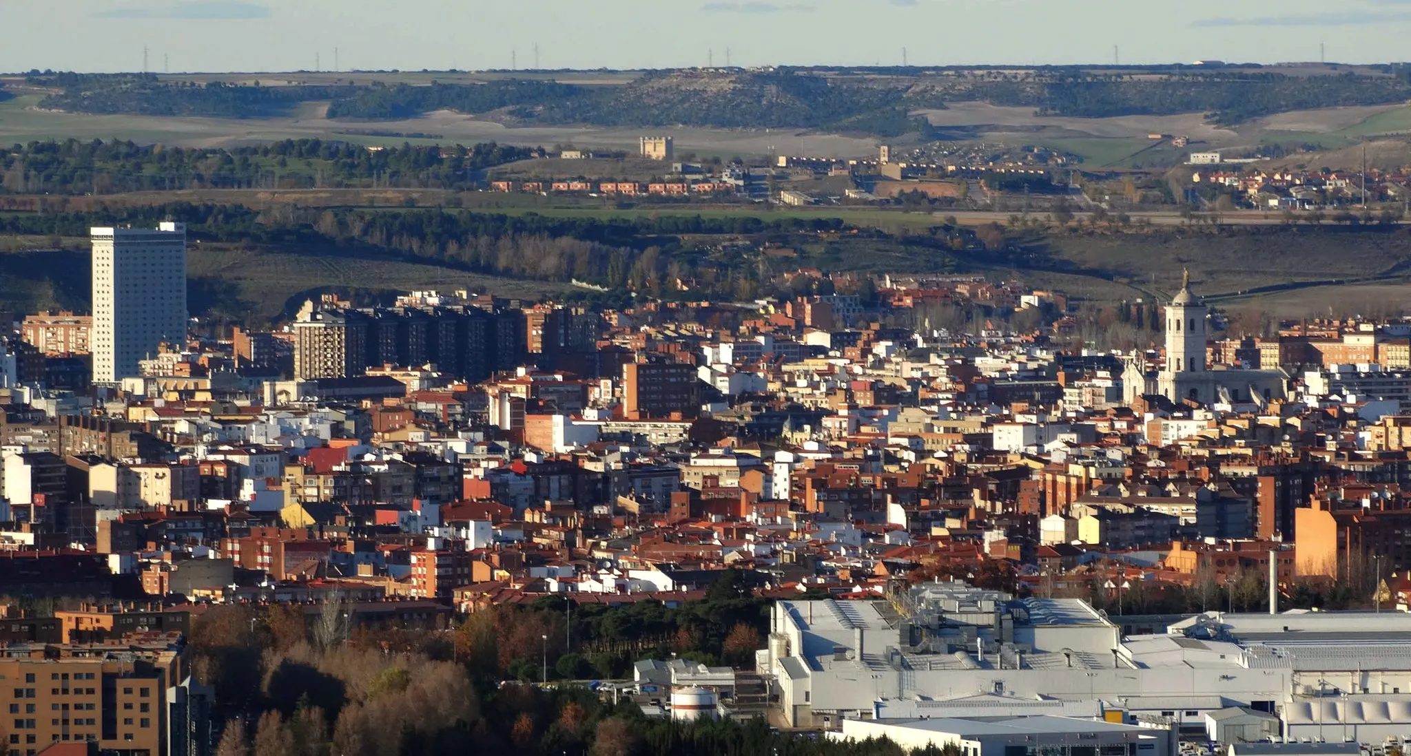 Photo showing: Cerro de San Cristóbal en las afueras de Valladolid. Paisaje urbano desde el cerro. Se distingue la torre de la catedral a la derecha, el edificio del Duque de Lerma a la izquierda y a lo lejos la torre del castillo de Fuensaldaña.