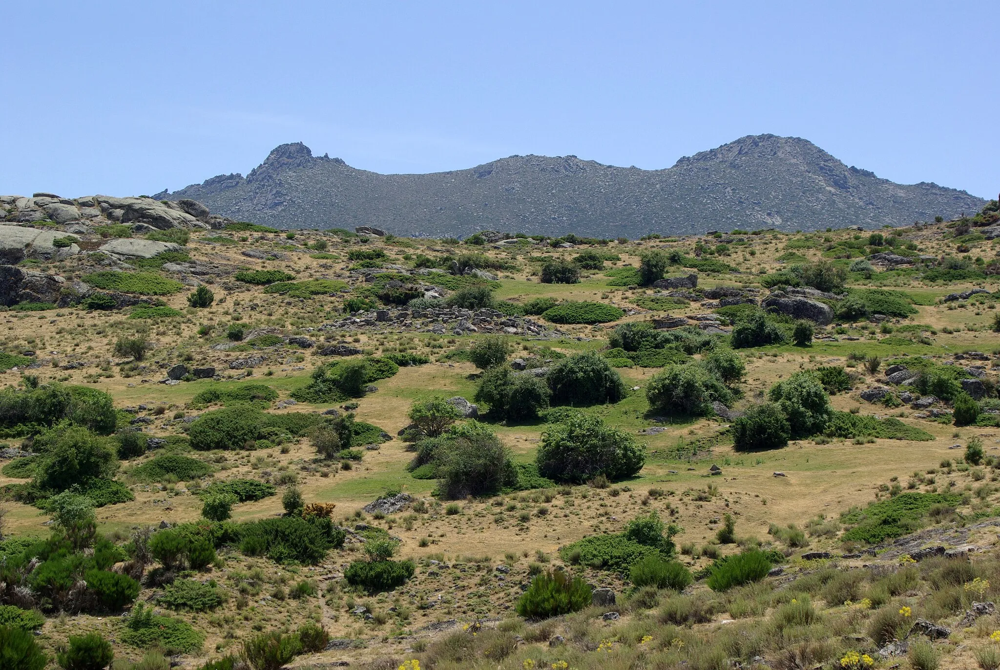 Photo showing: Landscape of Ulaca with Zapatero and Risco del Sol peaks. Villaviciosa (Solosancho, Ávila, Spain)