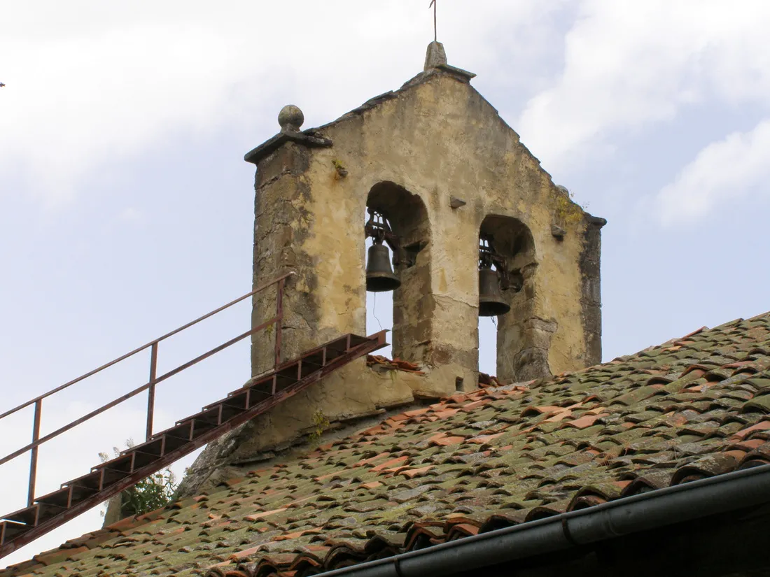 Photo showing: Espadaña de la iglesia de Caminayo.