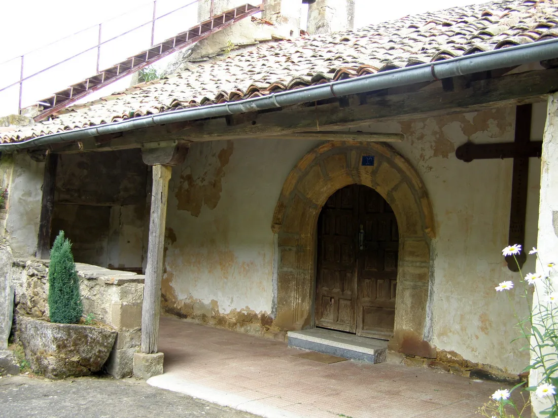 Photo showing: Atrio de la iglesia de Caminayo.