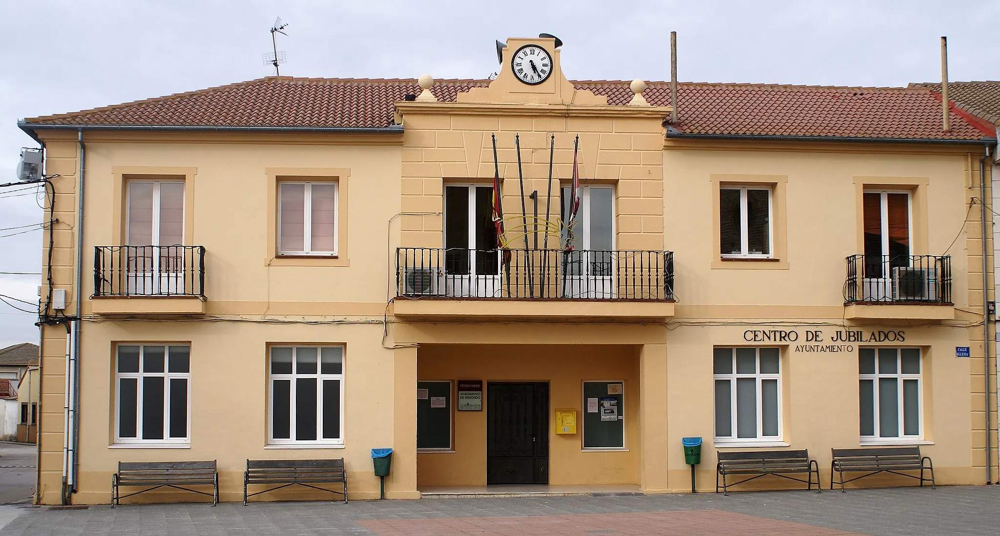 Photo showing: Town hall of Remondo, Segovia, Spain.