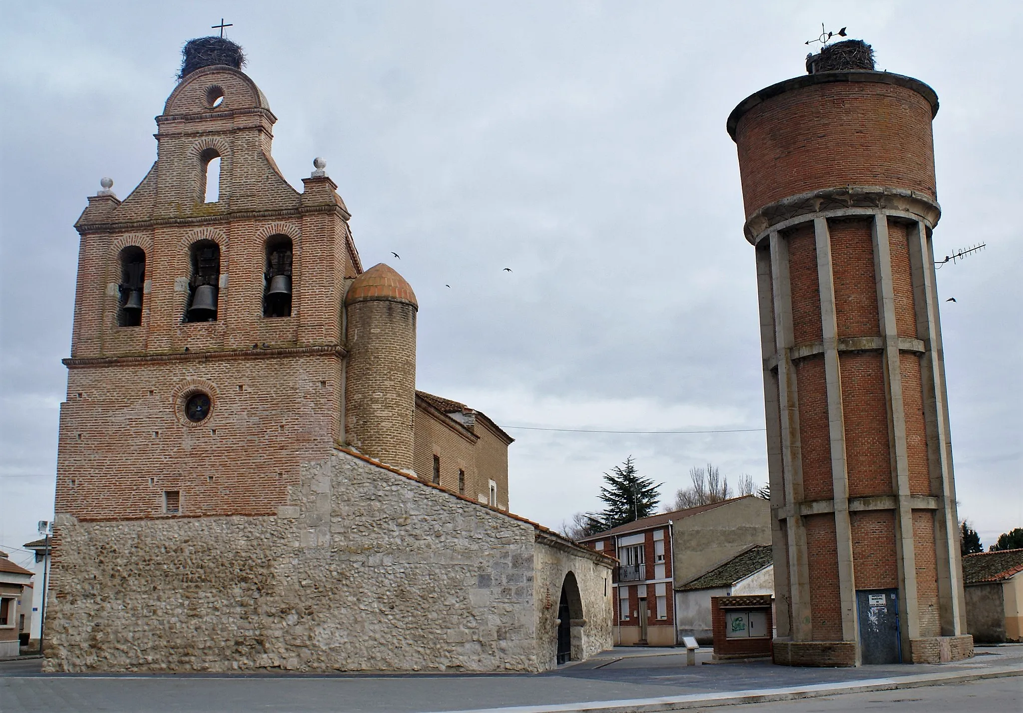 Photo showing: Church and water deposit in Remondo, Segovia, Spain.