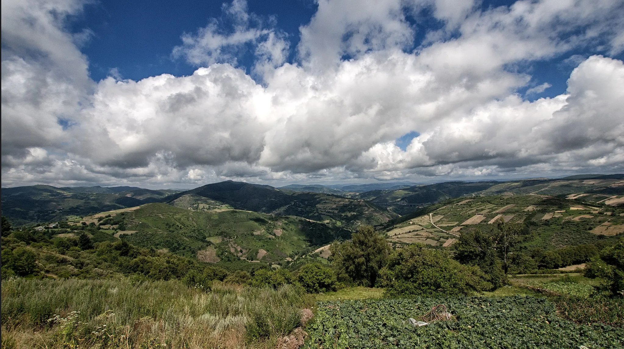 Photo showing: Para el reto 39 de la Familia Fotera. Nubes en el Alto del Poio en el Camino de Santiago.//

Clouds from the Poio's Peak in Saint James's way.