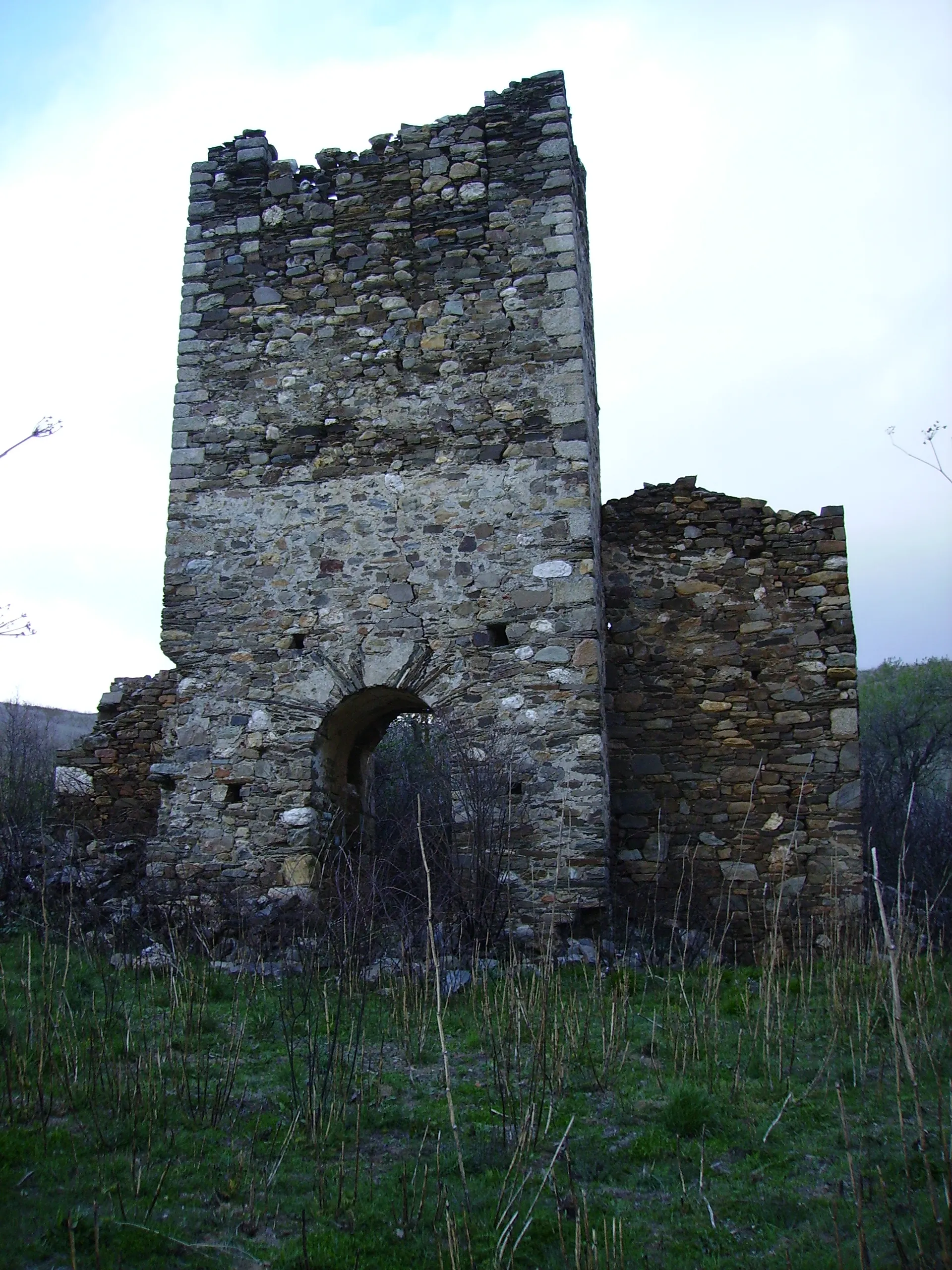 Photo showing: Restos de la ermita de Folibar. Cerca de San Esteban de Valdueza (Ponferrada, El Bierzo)