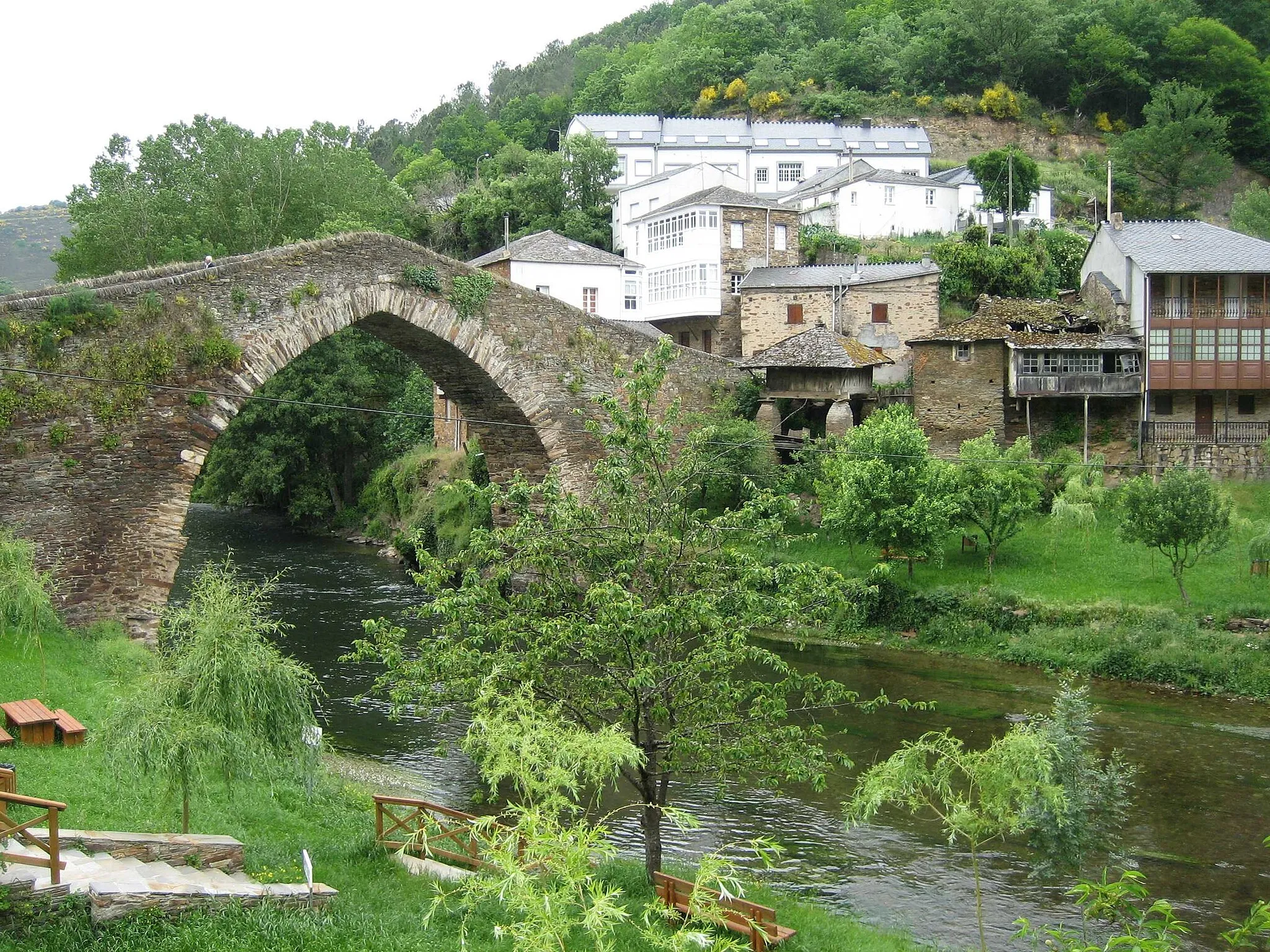 Photo showing: Puente medieval. Al fondo el hórreo con los pilares mas altos del mundo.Sito en: A Proba, (Navia de Suarna)