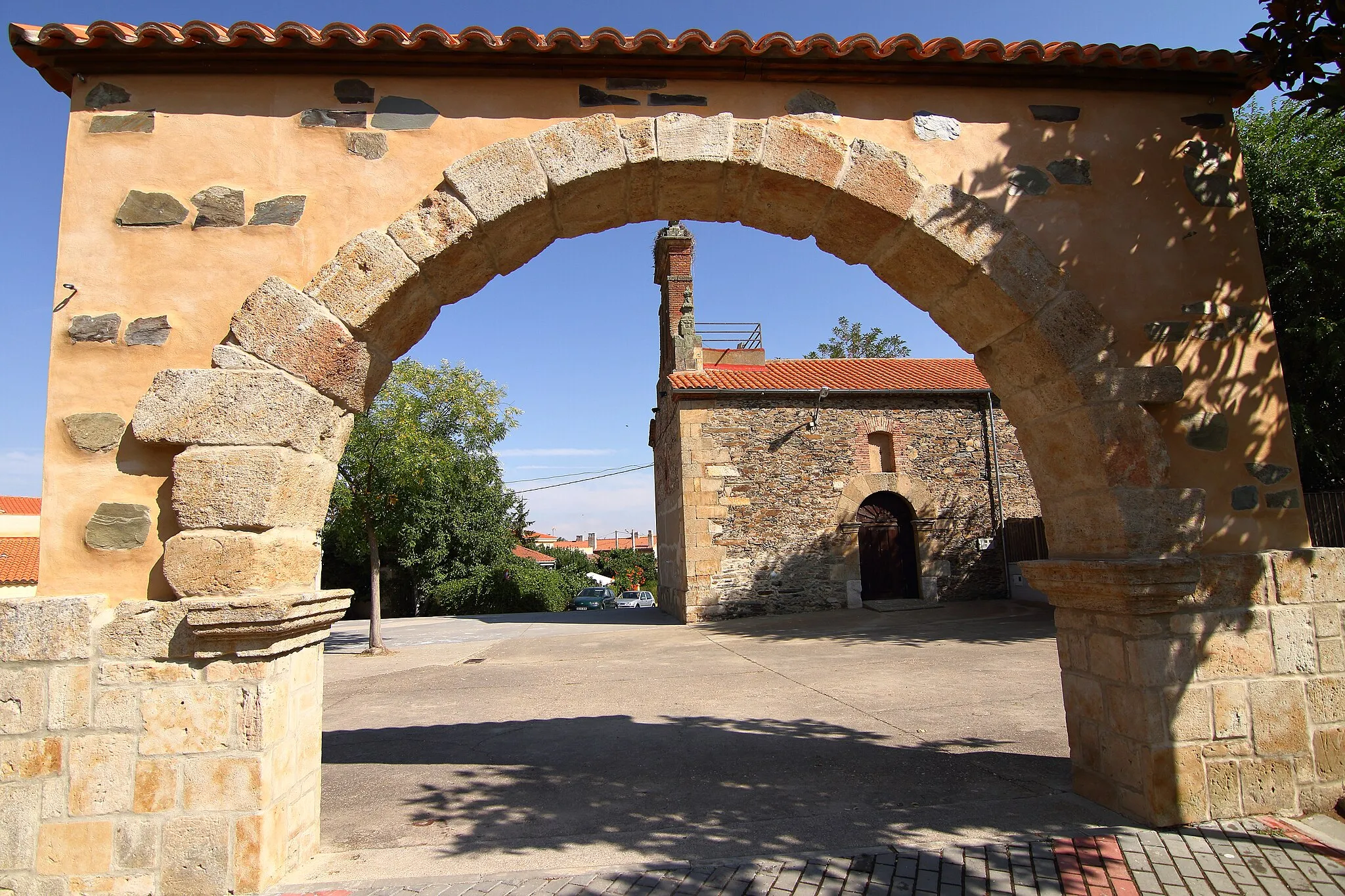 Photo showing: Arco e Iglesia, Miranda de Azán